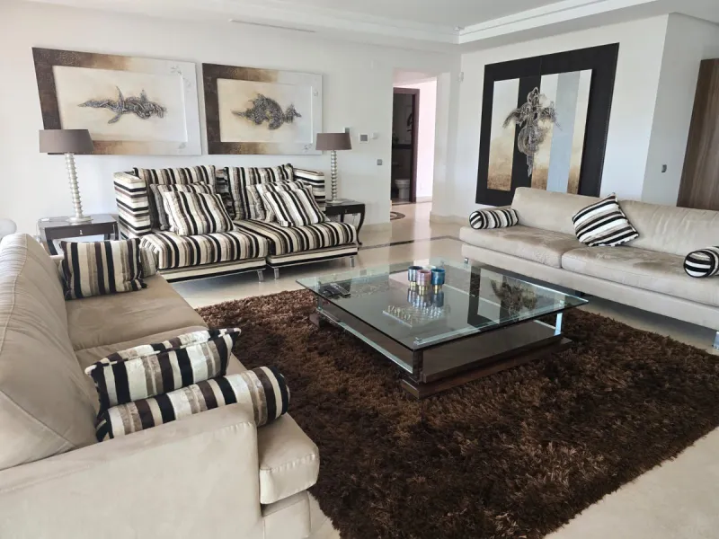This charming villa is located in Las Brisas, it rests on a large plot with views of La Concha, the property is distributed over three floors, on the main floor the hall leads to the living room, the open kitchen will allow you to enjoy with family and fr