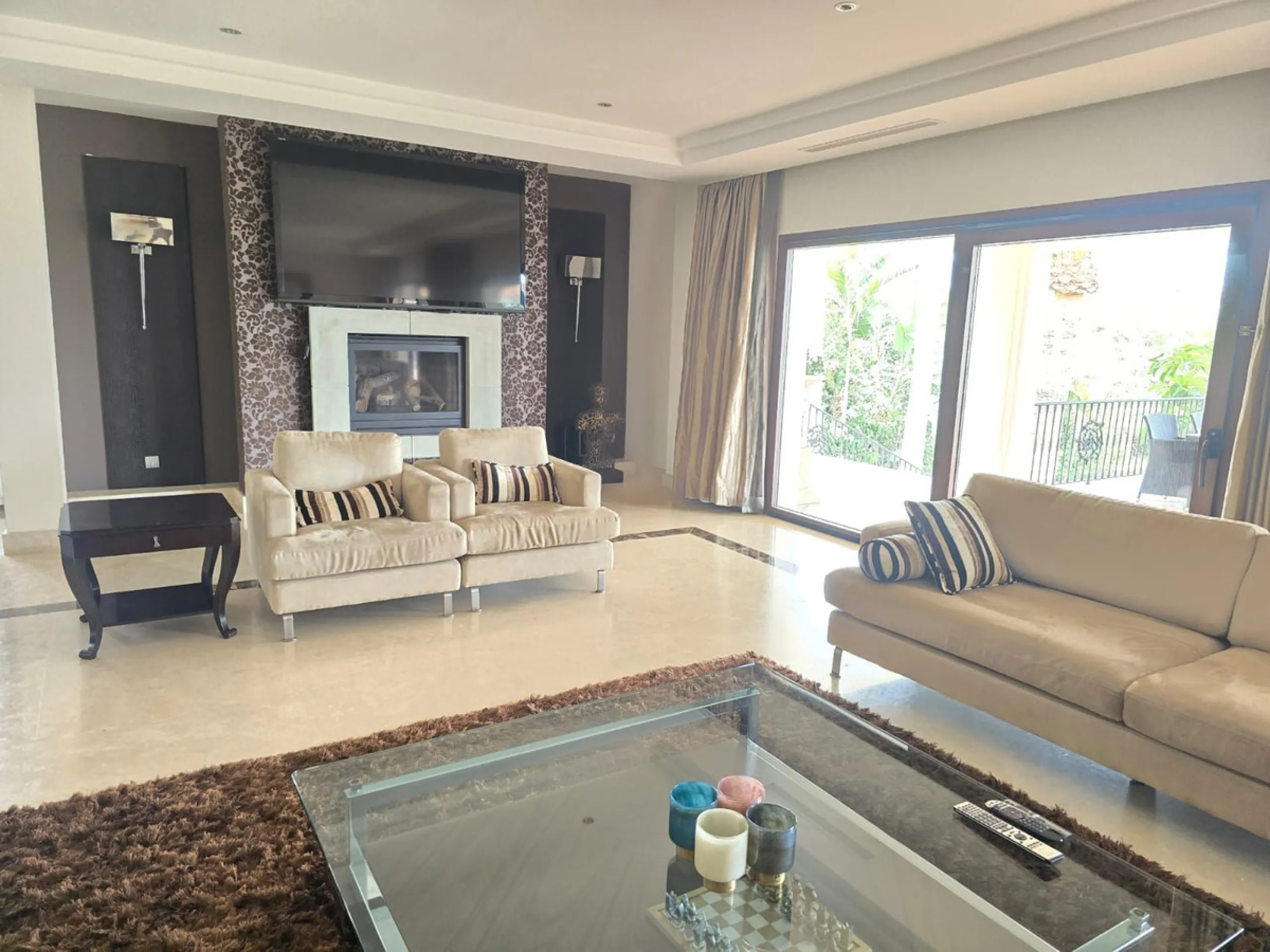 This charming villa is located in Las Brisas, it rests on a large plot with views of La Concha, the property is distributed over three floors, on the main floor the hall leads to the living room, the open kitchen will allow you to enjoy with family and fr
