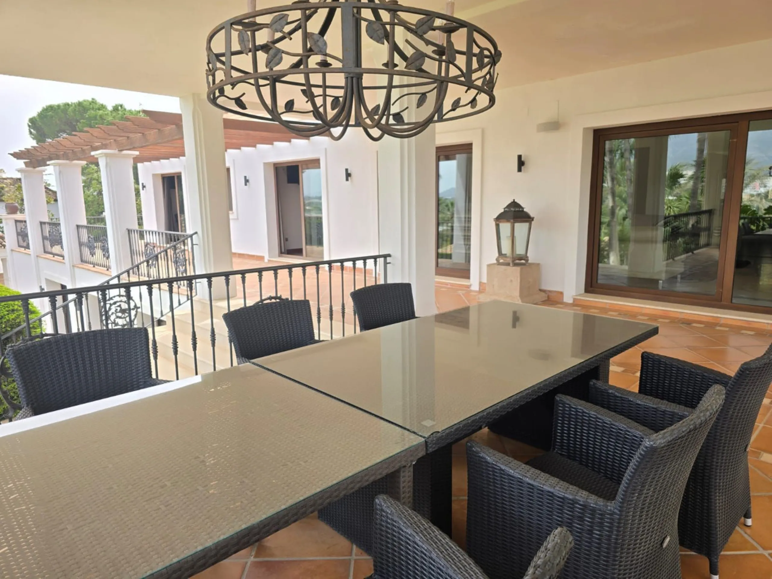 This charming villa is located in Las Brisas, it rests on a large plot with views of La Concha, the property is distributed over three floors, on the main floor the hall leads to the living room, the open kitchen will allow you to enjoy with family and fr