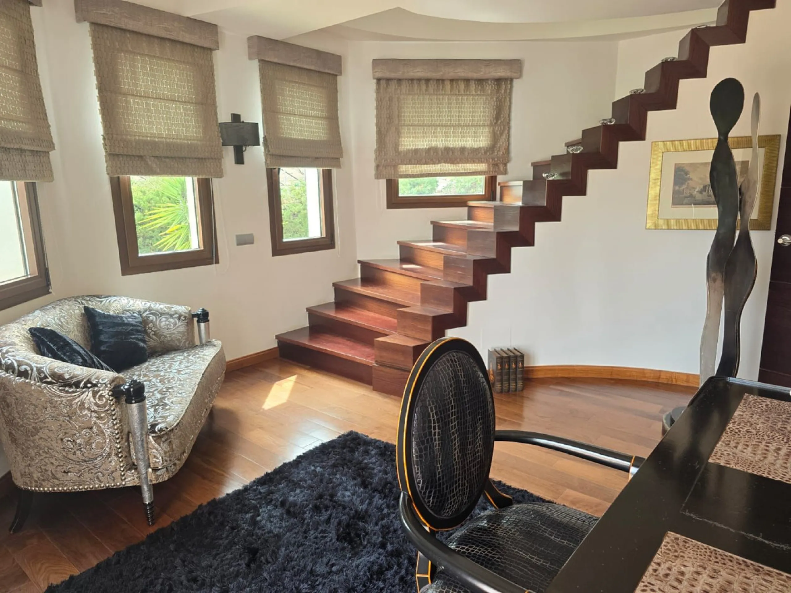 This charming villa is located in Las Brisas, it rests on a large plot with views of La Concha, the property is distributed over three floors, on the main floor the hall leads to the living room, the open kitchen will allow you to enjoy with family and fr