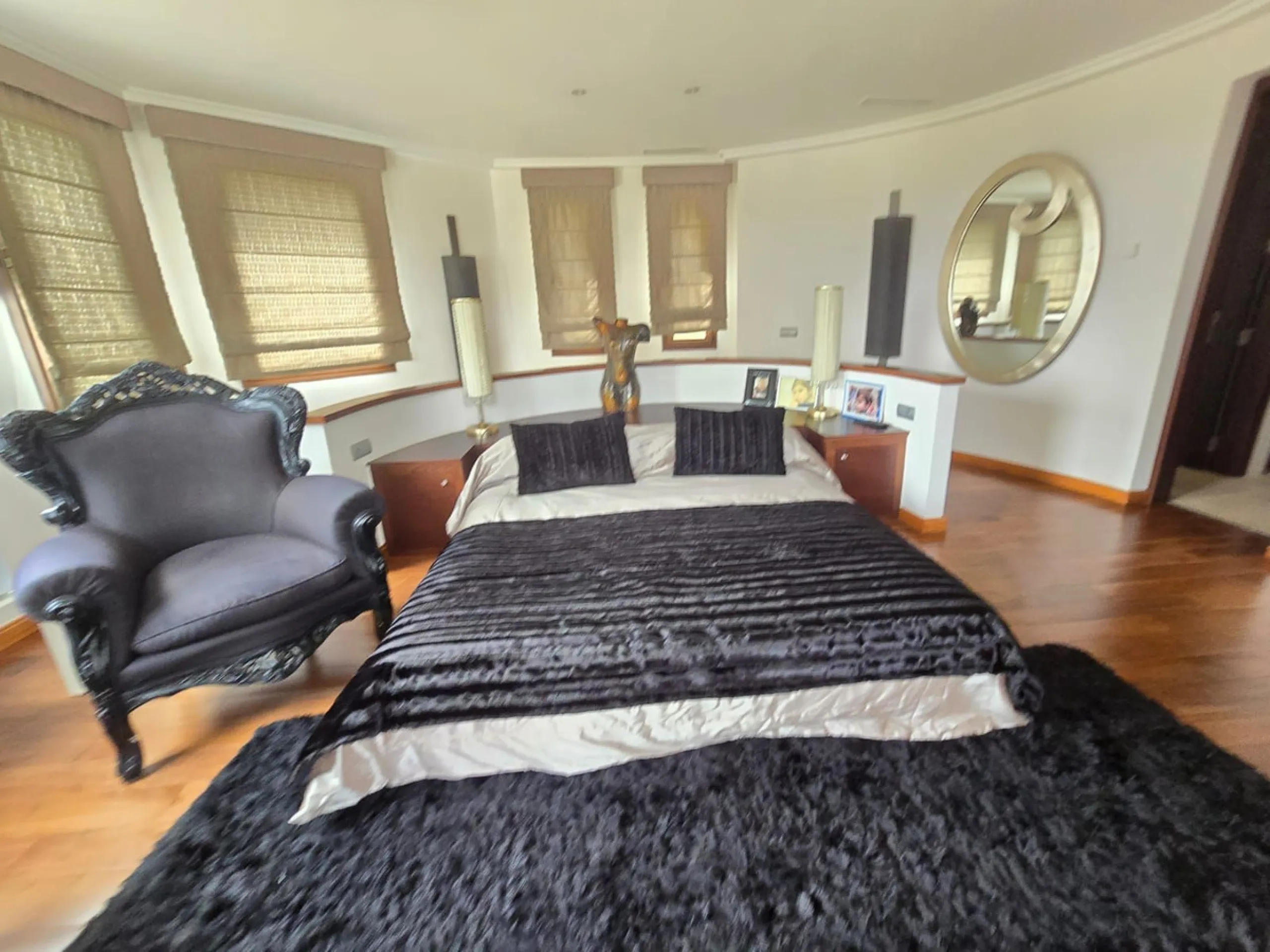 This charming villa is located in Las Brisas, it rests on a large plot with views of La Concha, the property is distributed over three floors, on the main floor the hall leads to the living room, the open kitchen will allow you to enjoy with family and fr