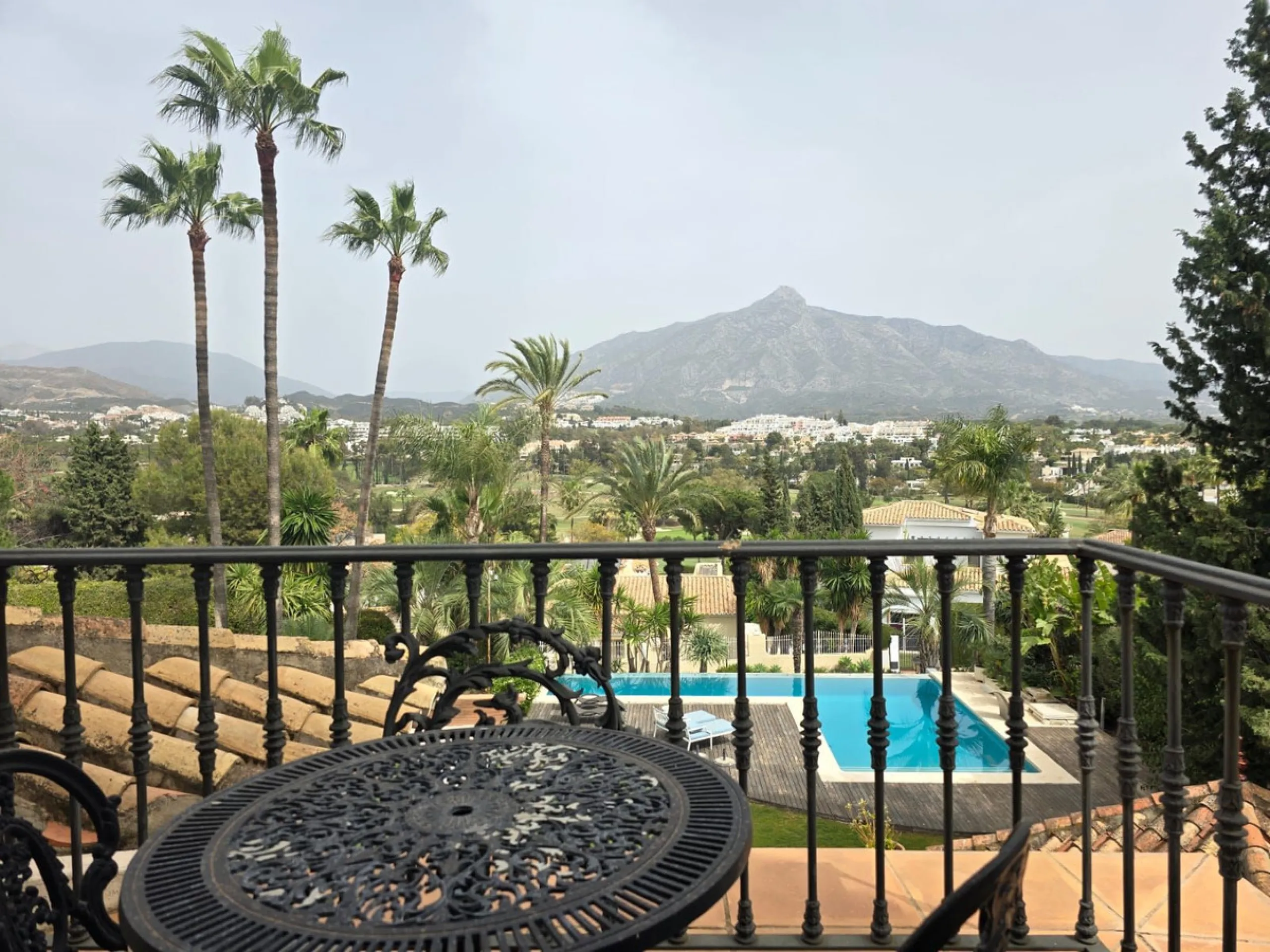 This charming villa is located in Las Brisas, it rests on a large plot with views of La Concha, the property is distributed over three floors, on the main floor the hall leads to the living room, the open kitchen will allow you to enjoy with family and fr