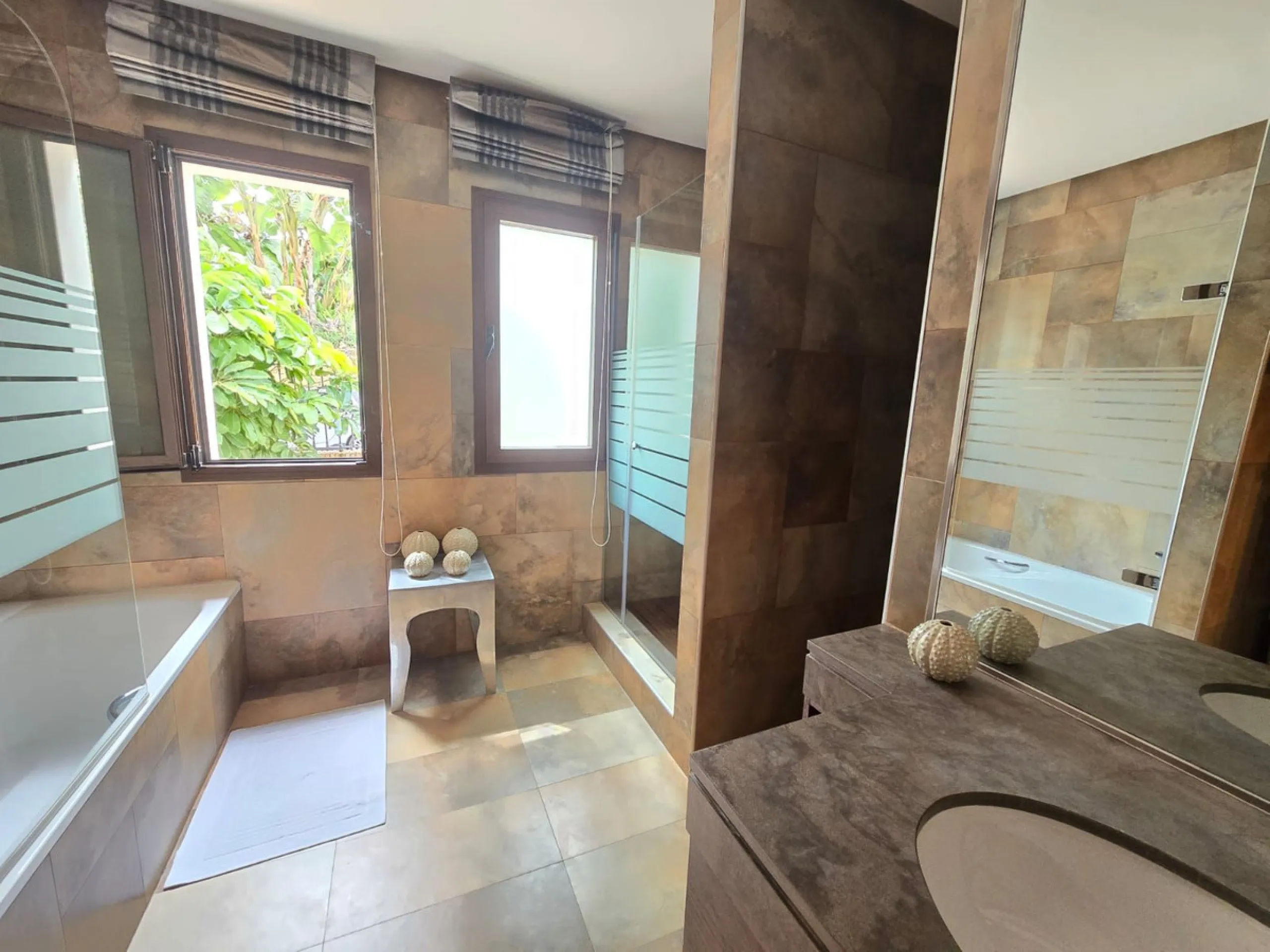 This charming villa is located in Las Brisas, it rests on a large plot with views of La Concha, the property is distributed over three floors, on the main floor the hall leads to the living room, the open kitchen will allow you to enjoy with family and fr