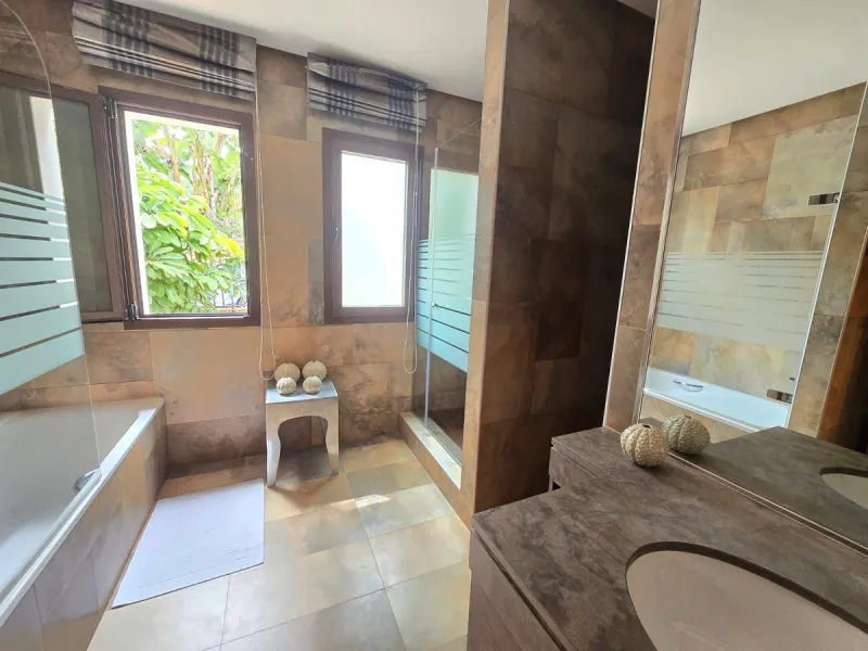This charming villa is located in Las Brisas, it rests on a large plot with views of La Concha, the property is distributed over three floors, on the main floor the hall leads to the living room, the open kitchen will allow you to enjoy with family and fr