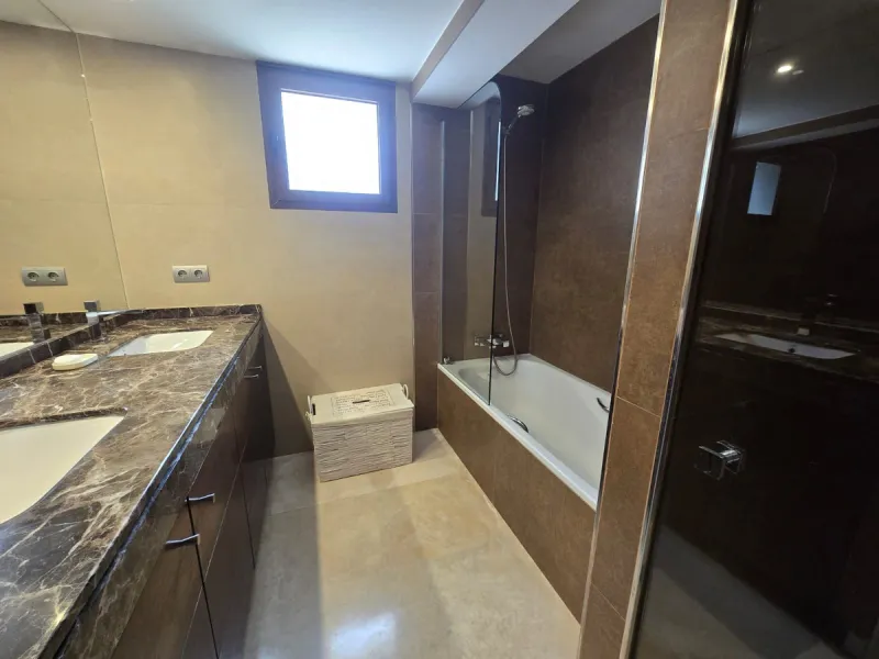 This charming villa is located in Las Brisas, it rests on a large plot with views of La Concha, the property is distributed over three floors, on the main floor the hall leads to the living room, the open kitchen will allow you to enjoy with family and fr