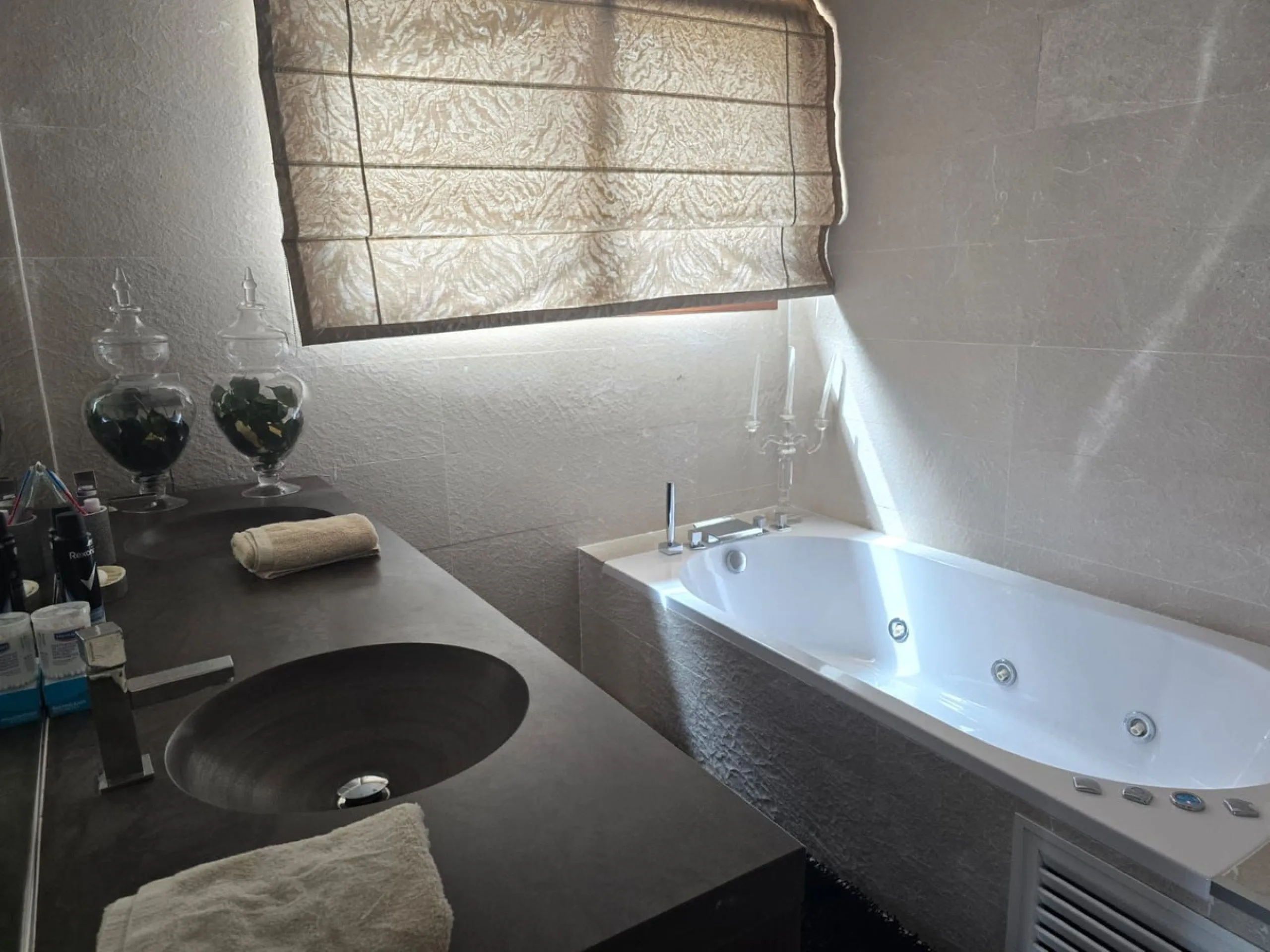 This charming villa is located in Las Brisas, it rests on a large plot with views of La Concha, the property is distributed over three floors, on the main floor the hall leads to the living room, the open kitchen will allow you to enjoy with family and fr