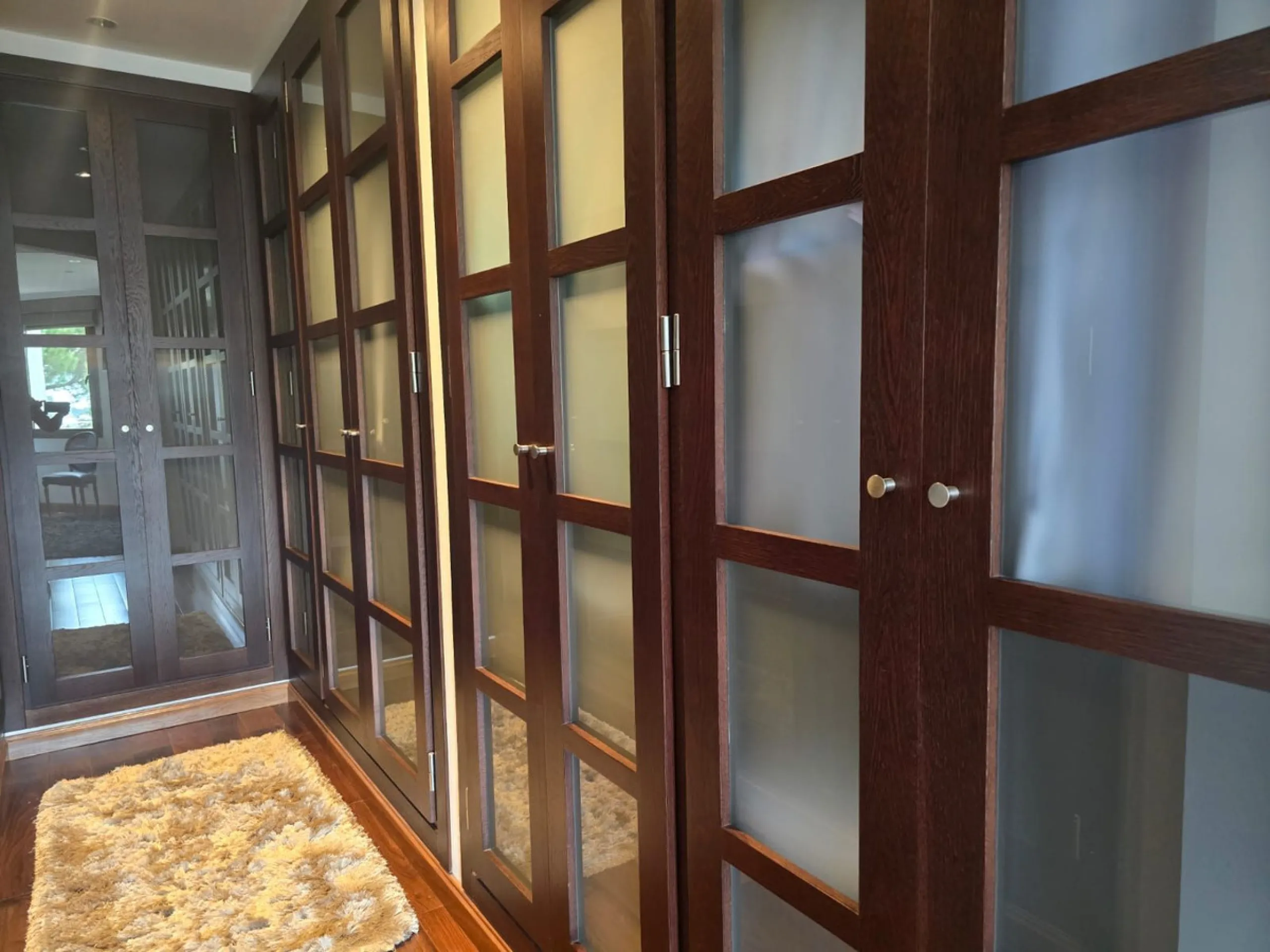 This charming villa is located in Las Brisas, it rests on a large plot with views of La Concha, the property is distributed over three floors, on the main floor the hall leads to the living room, the open kitchen will allow you to enjoy with family and fr
