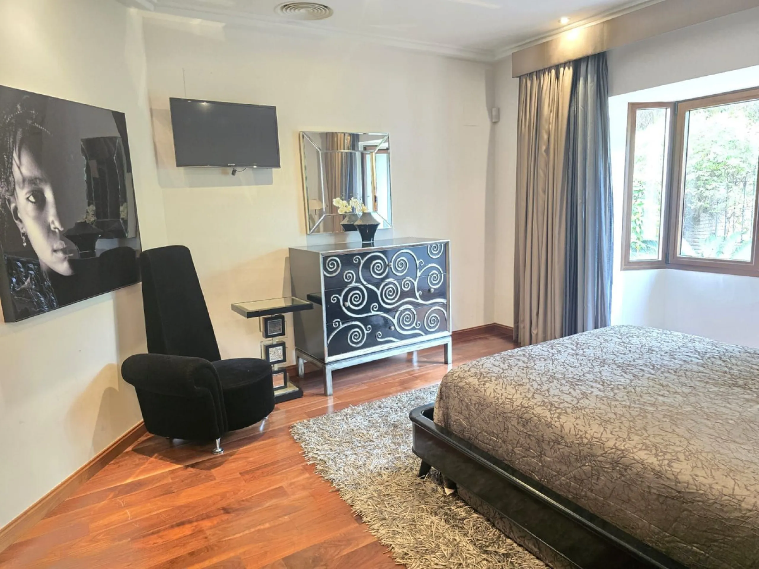 This charming villa is located in Las Brisas, it rests on a large plot with views of La Concha, the property is distributed over three floors, on the main floor the hall leads to the living room, the open kitchen will allow you to enjoy with family and fr