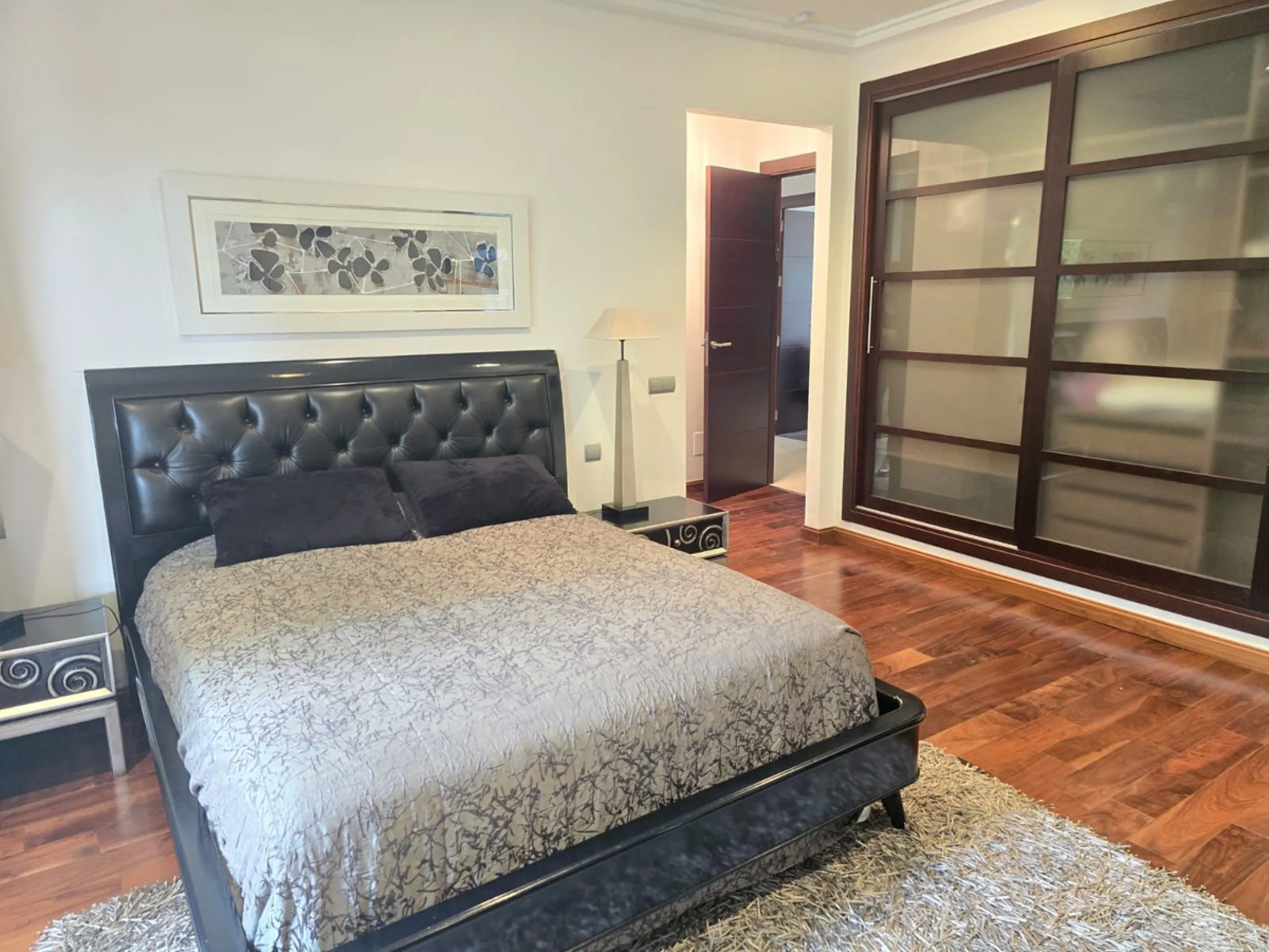 This charming villa is located in Las Brisas, it rests on a large plot with views of La Concha, the property is distributed over three floors, on the main floor the hall leads to the living room, the open kitchen will allow you to enjoy with family and fr