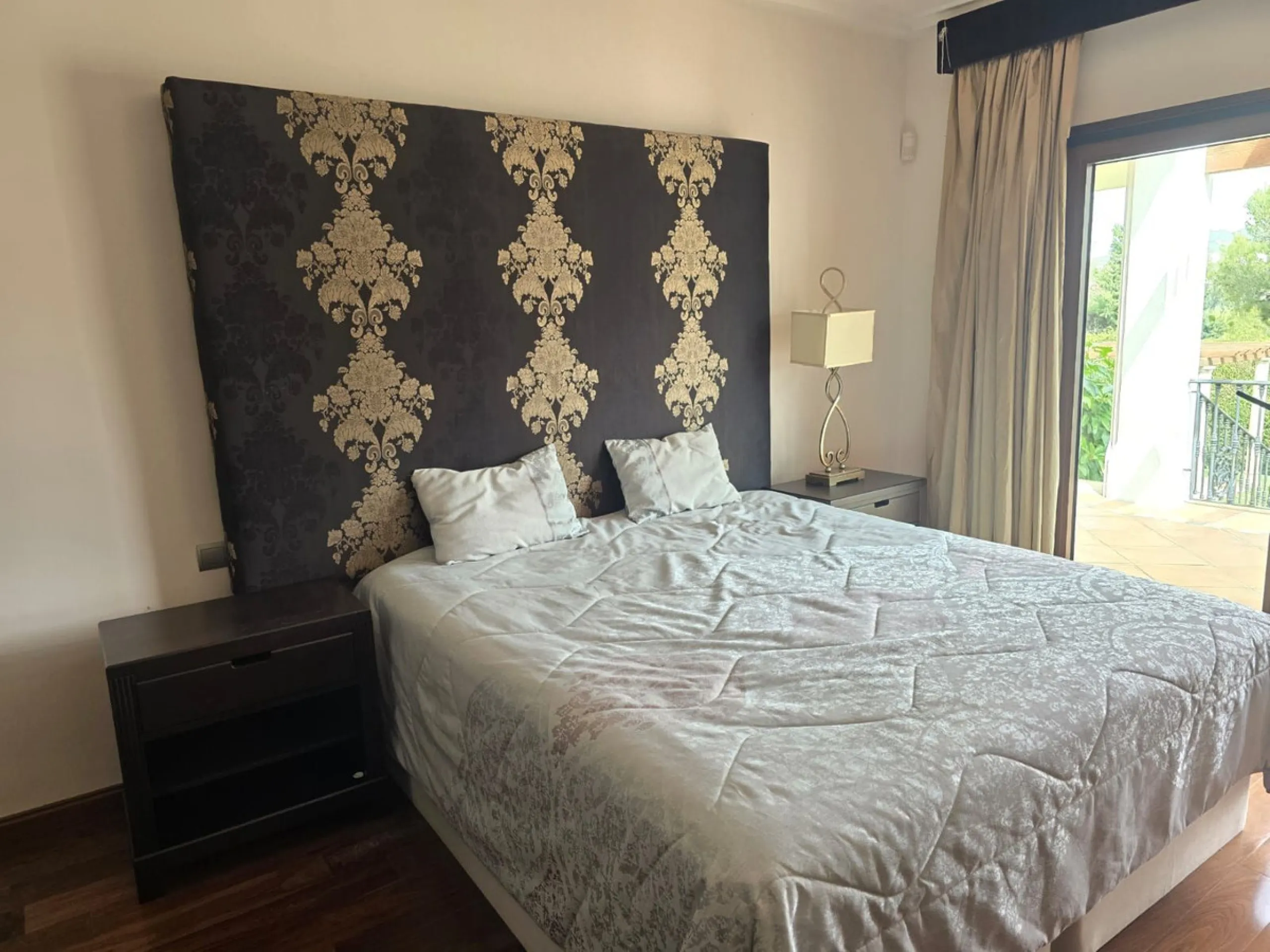 This charming villa is located in Las Brisas, it rests on a large plot with views of La Concha, the property is distributed over three floors, on the main floor the hall leads to the living room, the open kitchen will allow you to enjoy with family and fr
