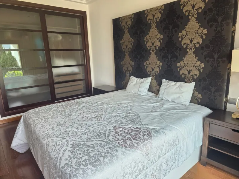 This charming villa is located in Las Brisas, it rests on a large plot with views of La Concha, the property is distributed over three floors, on the main floor the hall leads to the living room, the open kitchen will allow you to enjoy with family and fr