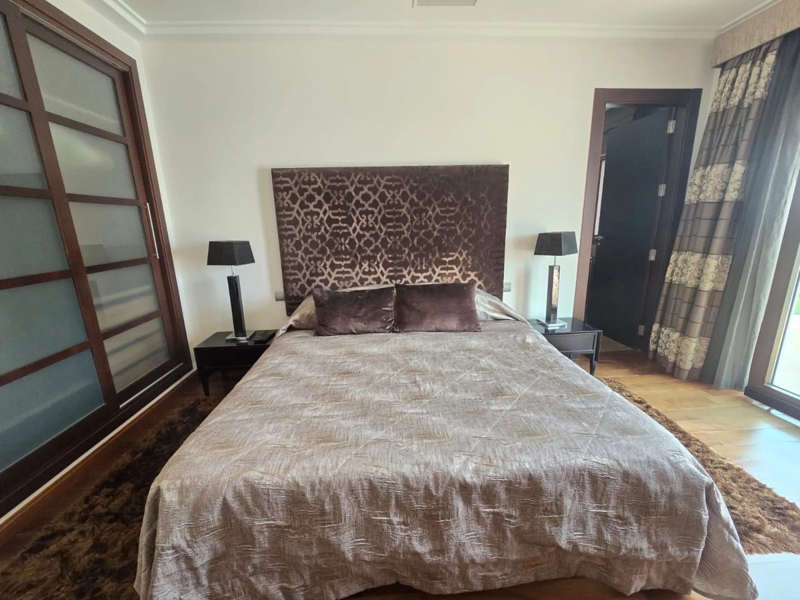 This charming villa is located in Las Brisas, it rests on a large plot with views of La Concha, the property is distributed over three floors, on the main floor the hall leads to the living room, the open kitchen will allow you to enjoy with family and fr