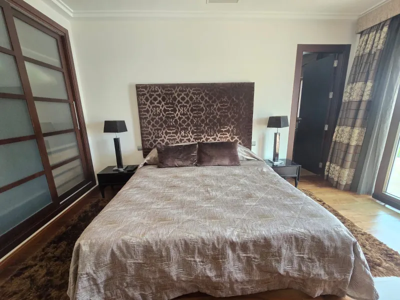 This charming villa is located in Las Brisas, it rests on a large plot with views of La Concha, the property is distributed over three floors, on the main floor the hall leads to the living room, the open kitchen will allow you to enjoy with family and fr