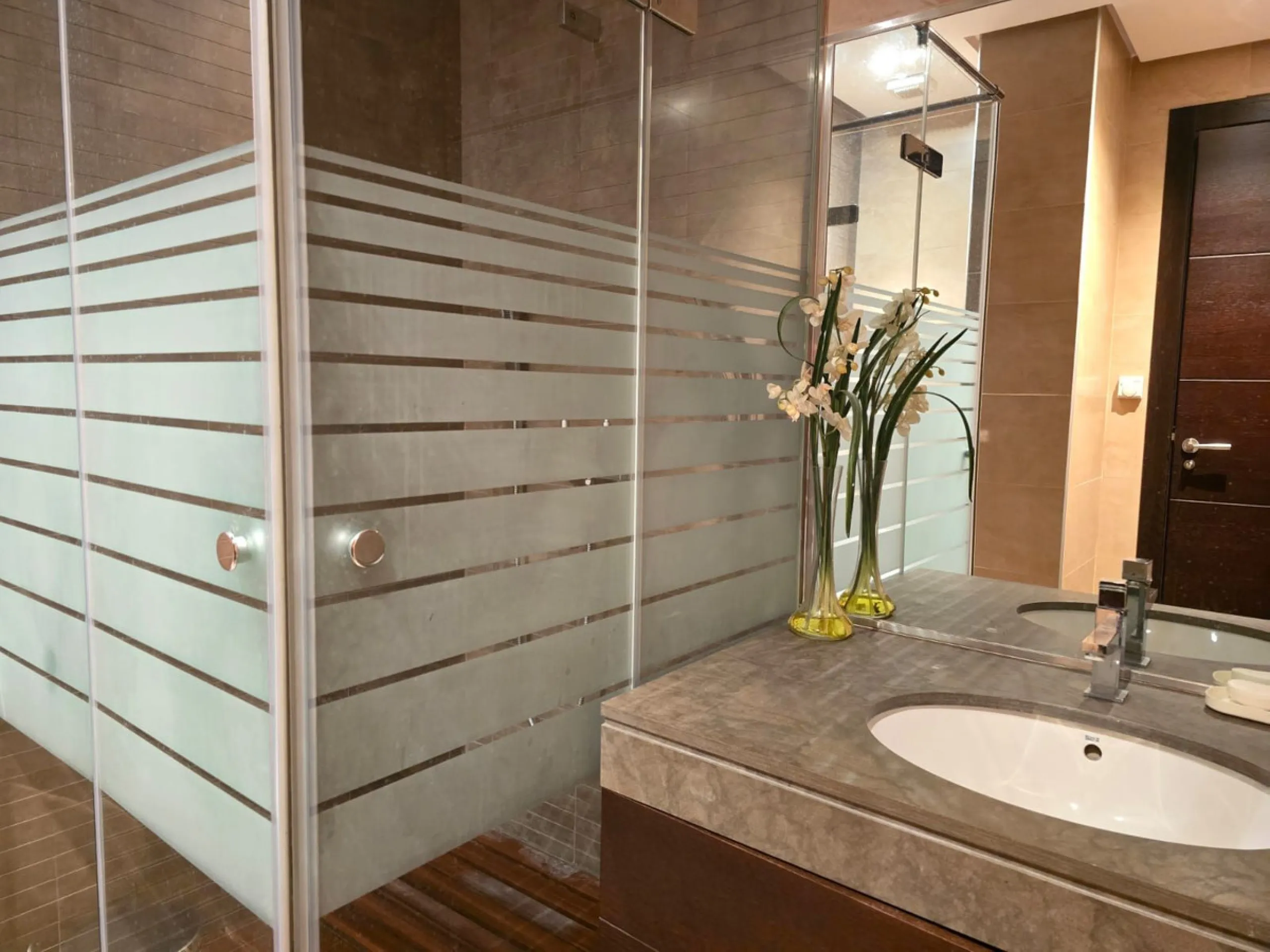 This charming villa is located in Las Brisas, it rests on a large plot with views of La Concha, the property is distributed over three floors, on the main floor the hall leads to the living room, the open kitchen will allow you to enjoy with family and fr
