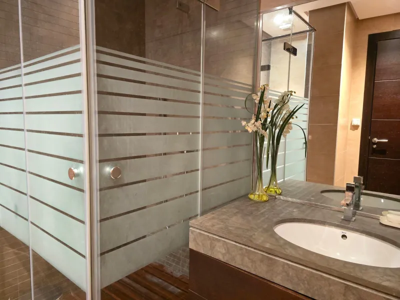 This charming villa is located in Las Brisas, it rests on a large plot with views of La Concha, the property is distributed over three floors, on the main floor the hall leads to the living room, the open kitchen will allow you to enjoy with family and fr