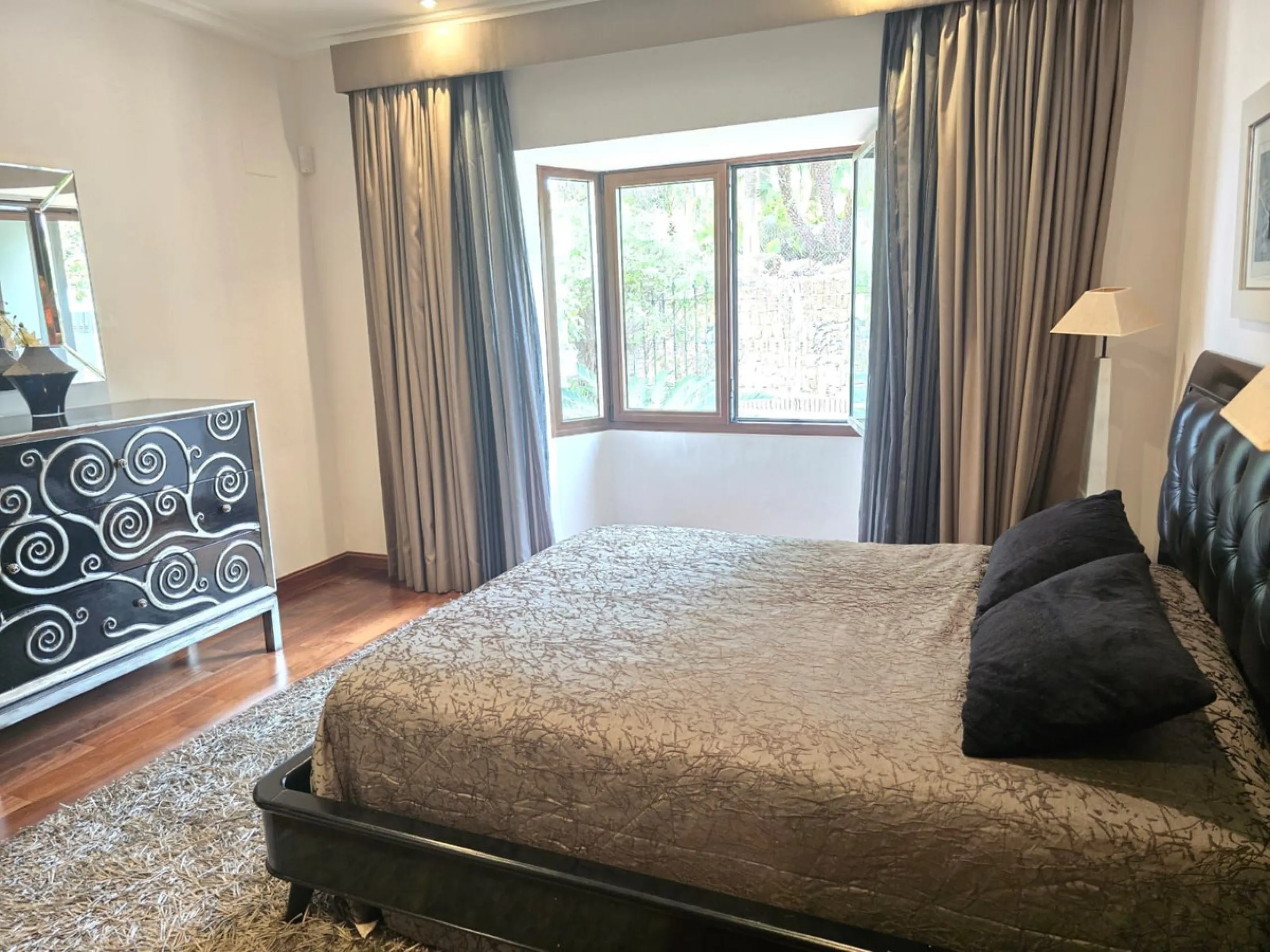 This charming villa is located in Las Brisas, it rests on a large plot with views of La Concha, the property is distributed over three floors, on the main floor the hall leads to the living room, the open kitchen will allow you to enjoy with family and fr