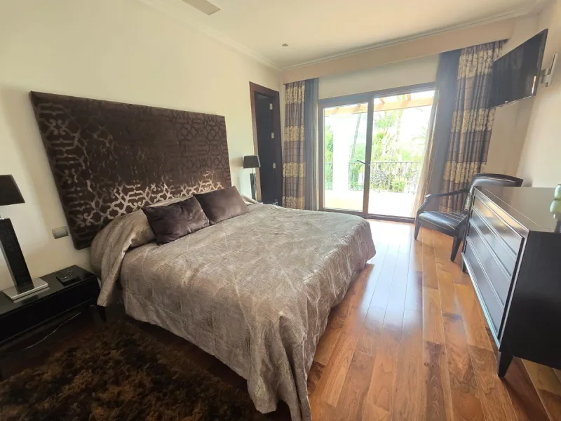 This charming villa is located in Las Brisas, it rests on a large plot with views of La Concha, the property is distributed over three floors, on the main floor the hall leads to the living room, the open kitchen will allow you to enjoy with family and fr