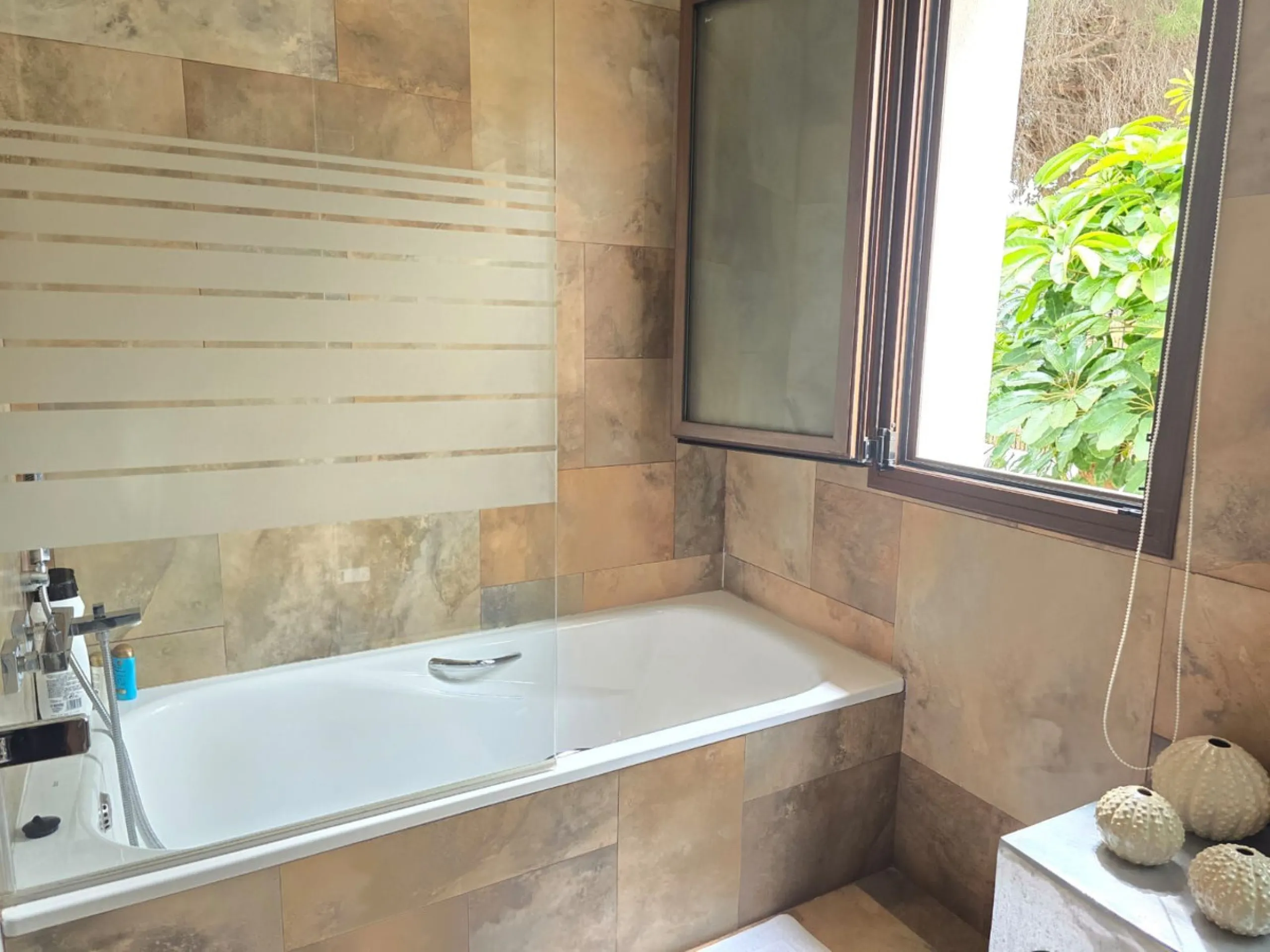 This charming villa is located in Las Brisas, it rests on a large plot with views of La Concha, the property is distributed over three floors, on the main floor the hall leads to the living room, the open kitchen will allow you to enjoy with family and fr