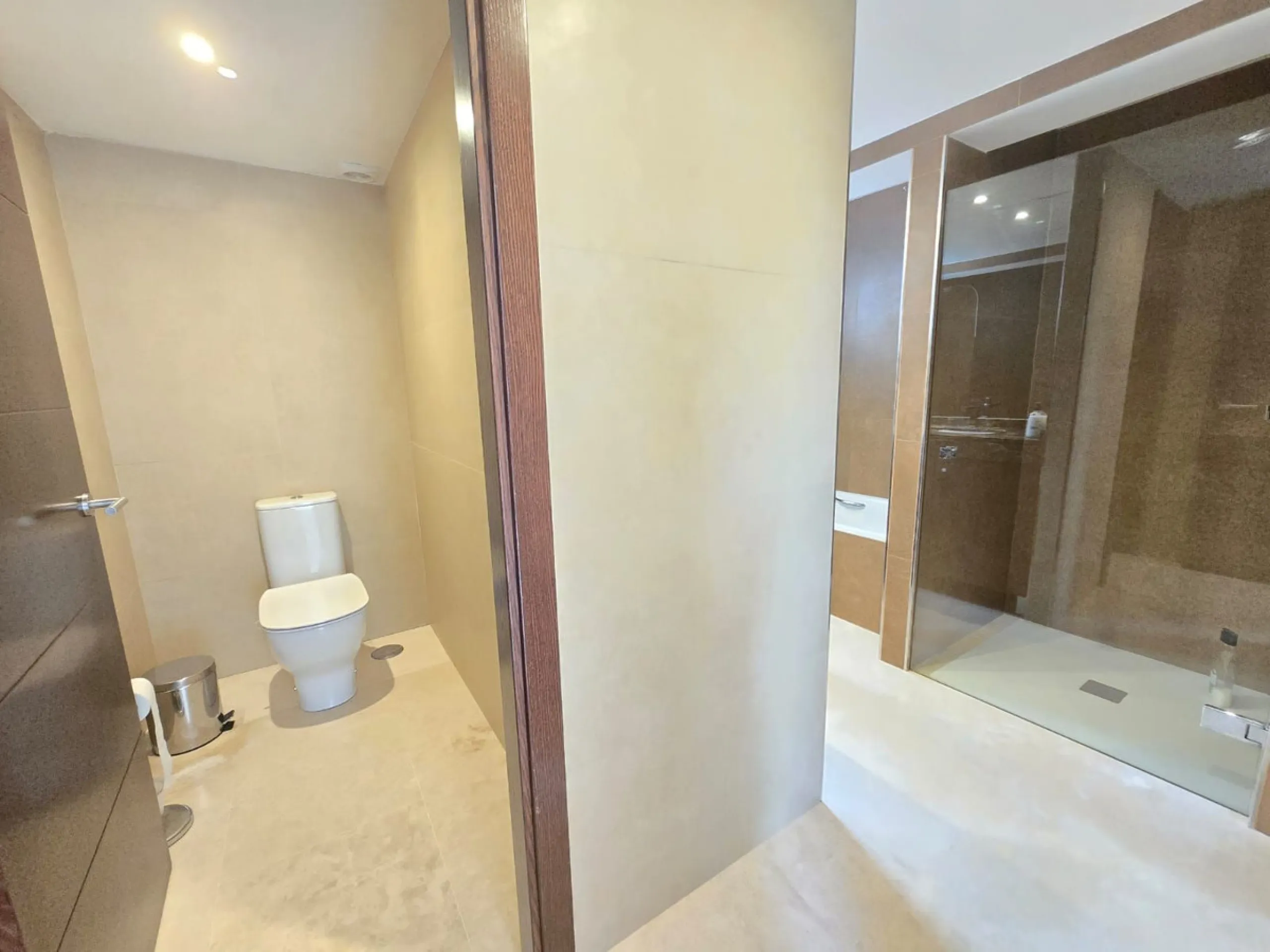 This charming villa is located in Las Brisas, it rests on a large plot with views of La Concha, the property is distributed over three floors, on the main floor the hall leads to the living room, the open kitchen will allow you to enjoy with family and fr