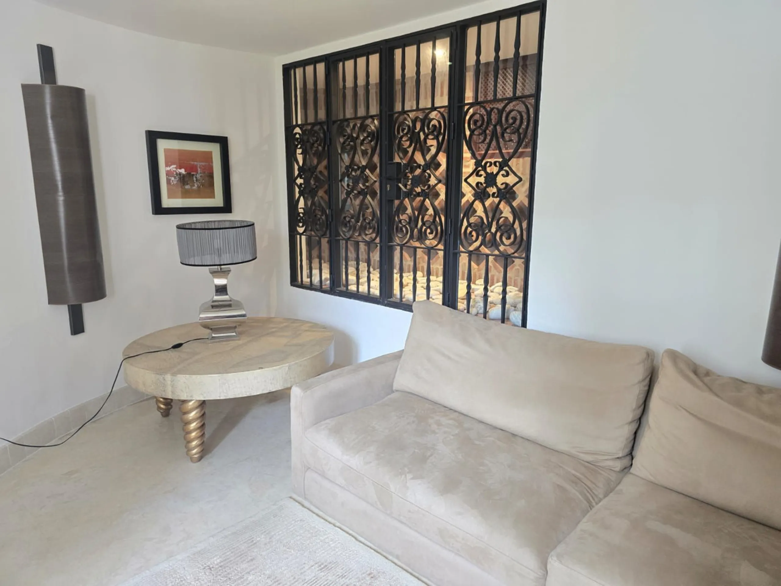 This charming villa is located in Las Brisas, it rests on a large plot with views of La Concha, the property is distributed over three floors, on the main floor the hall leads to the living room, the open kitchen will allow you to enjoy with family and fr