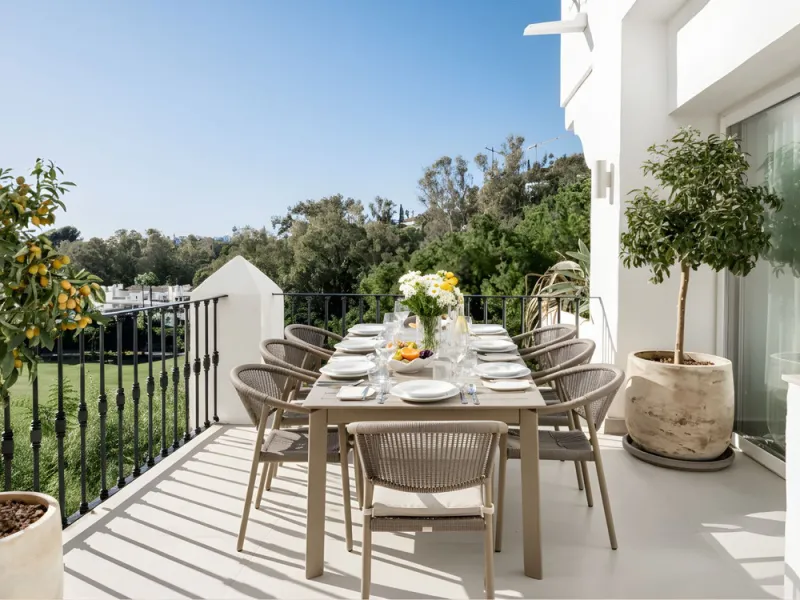 Welcome to this key-ready, newly refurbished 3-bedroom duplex apartment in La Quinta. Beautifully positioned on the iconic La Quinta Golf Course and within walking distance of the prestigious Westin Hotel, this home sits in the highly sought-after Eagles 