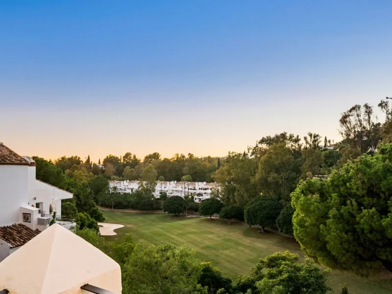 Apartment - Duplex в продаже в Benahavís, Málaga. В доме 3 спален и 4 ванных комнат. Площадь дома 167 м²