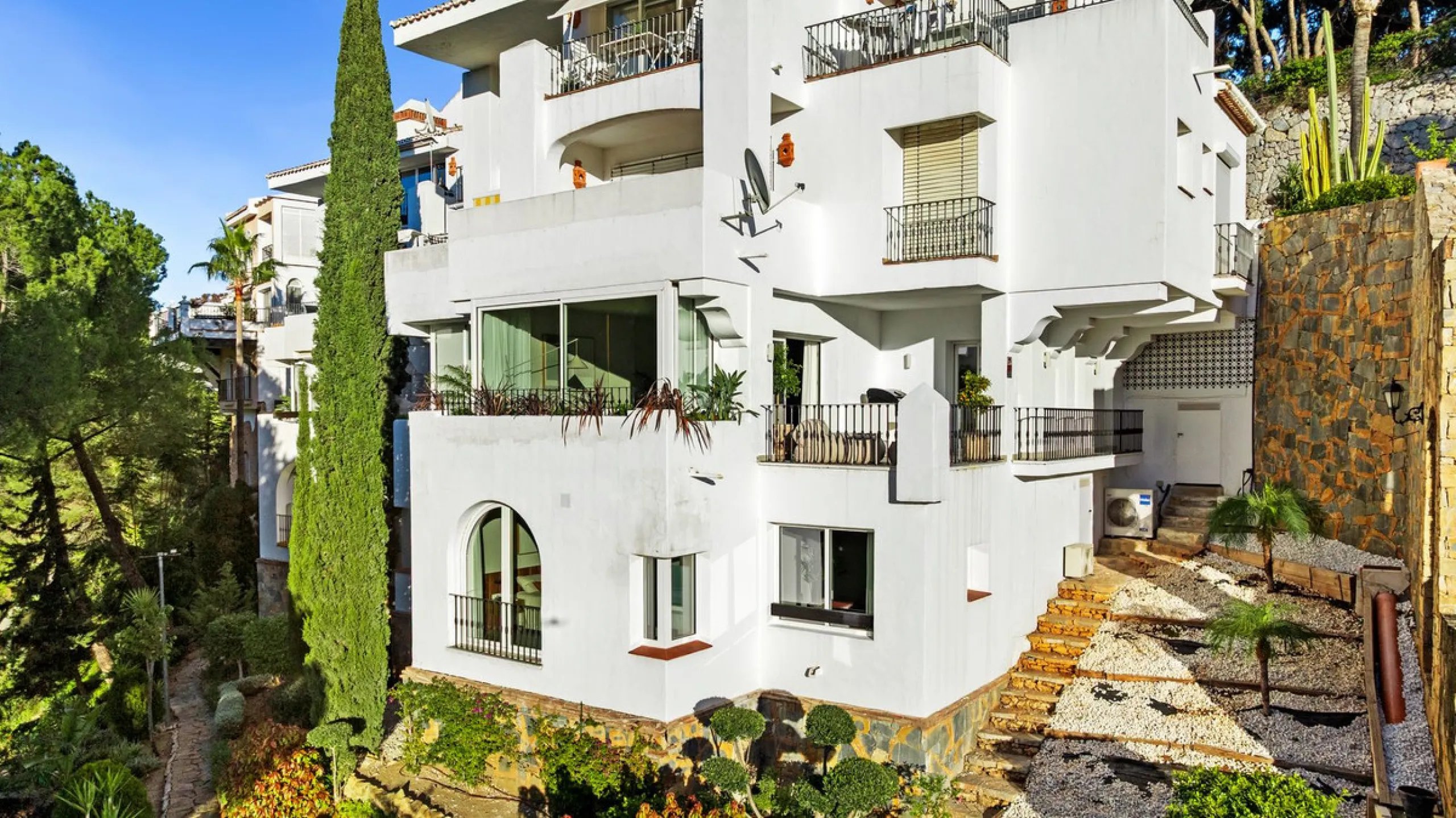 Apartment - Duplex в продаже в Benahavís, Málaga. В доме 3 спален и 4 ванных комнат. Площадь дома 167 м²
