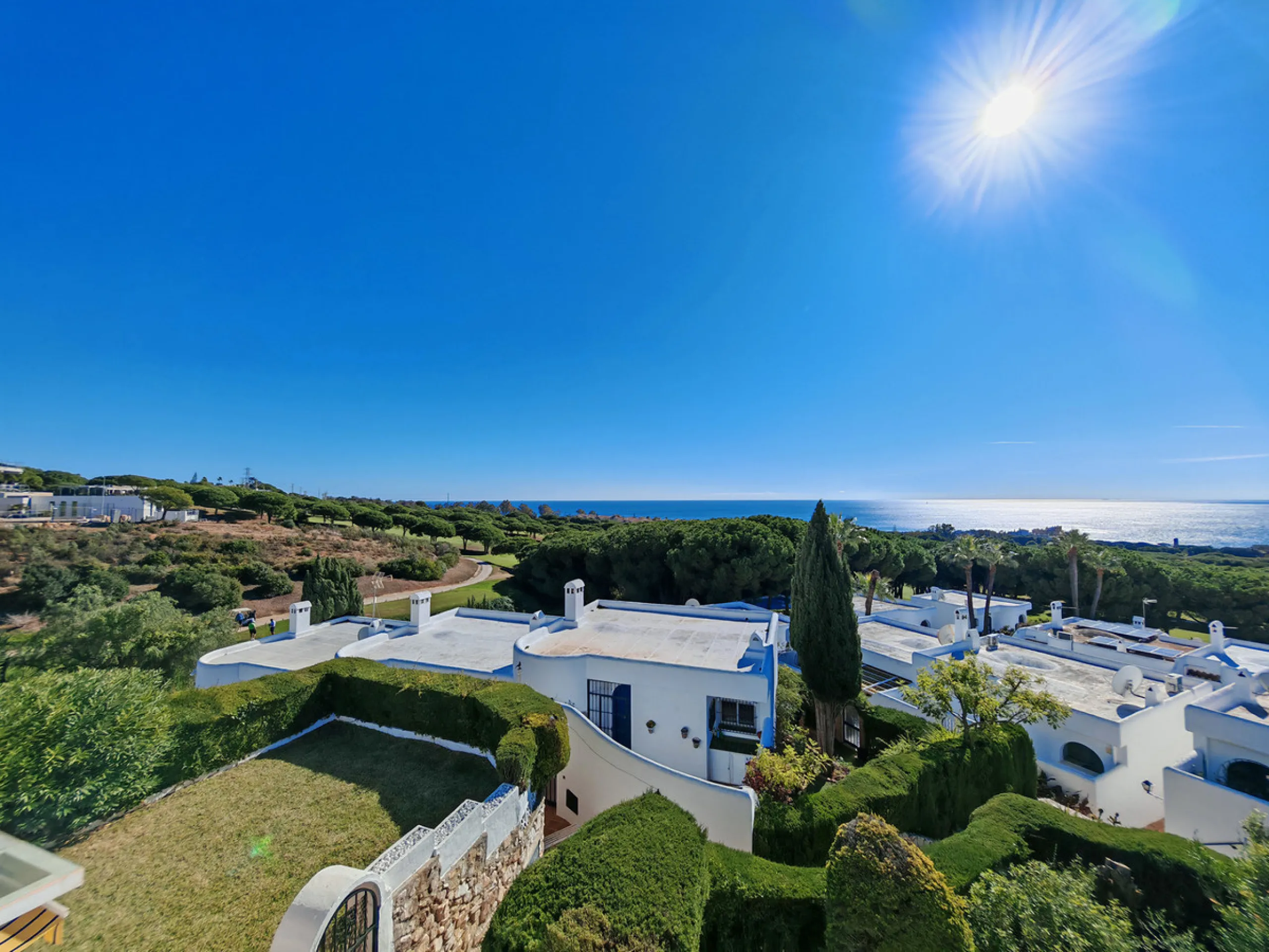 House - Townhouse в продаже в Marbella, Málaga. В доме 2 спален и 3 ванных комнат. Площадь дома 123 м². Площадь участка 175 м²