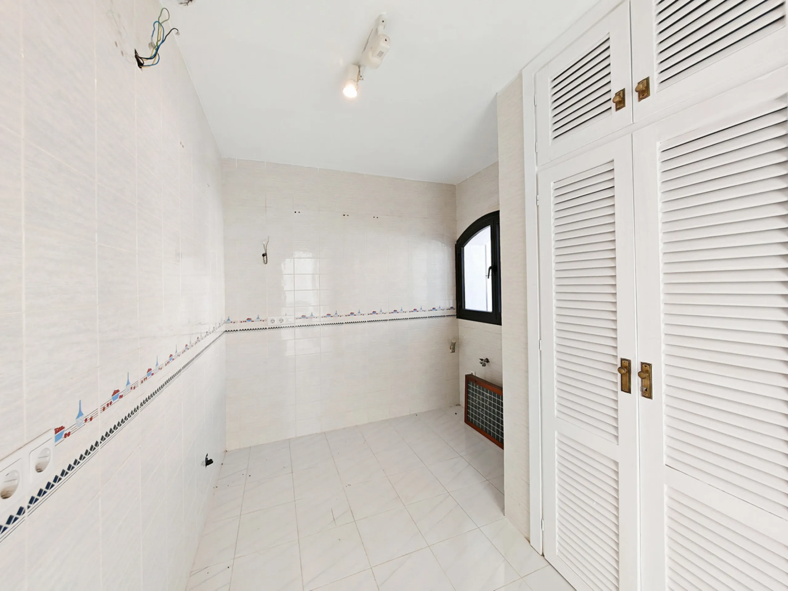 House - Townhouse в продаже в Marbella, Málaga. В доме 2 спален и 3 ванных комнат. Площадь дома 123 м². Площадь участка 175 м²