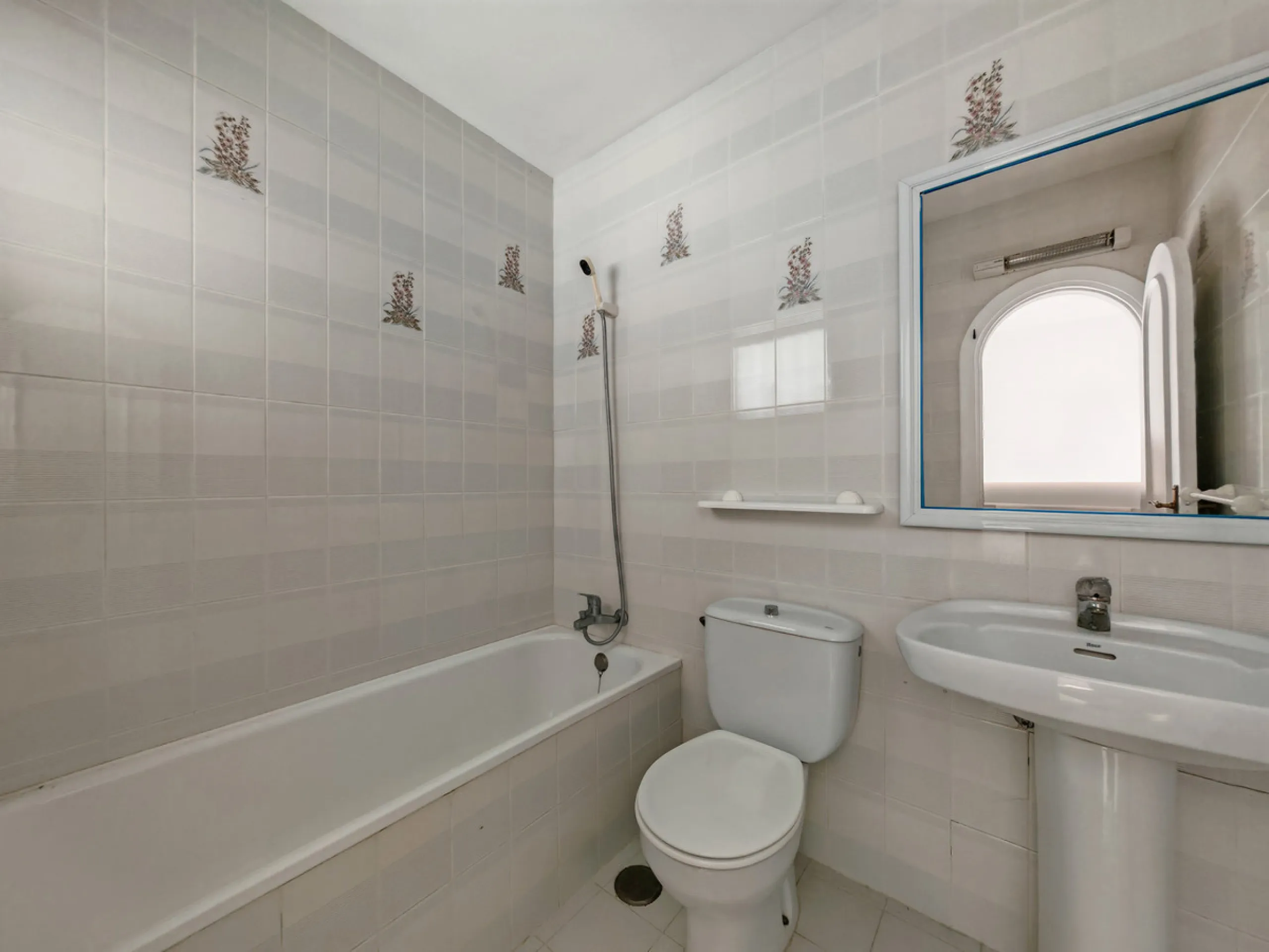 House - Townhouse в продаже в Marbella, Málaga. В доме 2 спален и 3 ванных комнат. Площадь дома 123 м². Площадь участка 175 м²