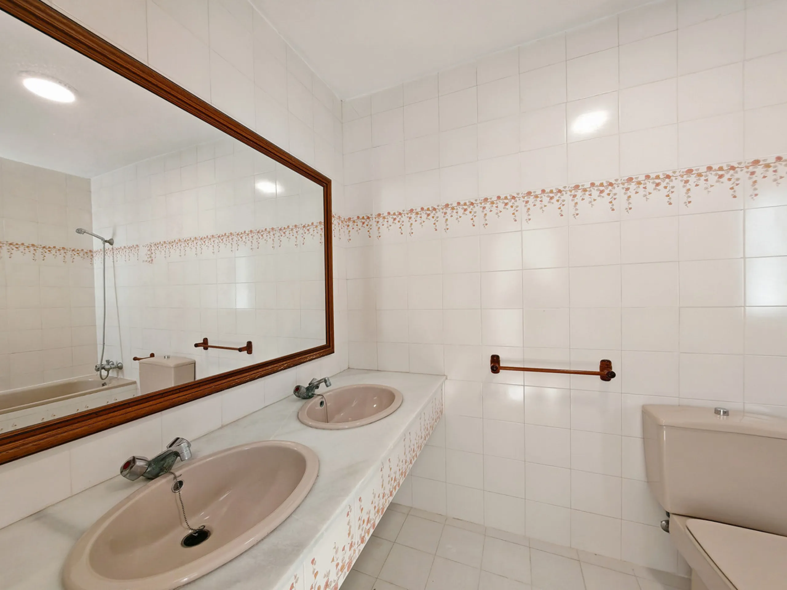 House - Townhouse в продаже в Marbella, Málaga. В доме 2 спален и 3 ванных комнат. Площадь дома 123 м². Площадь участка 175 м²