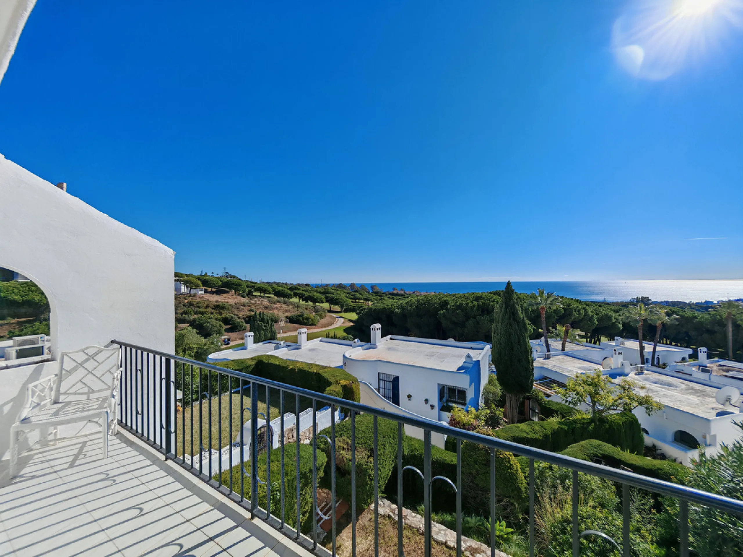 House - Townhouse в продаже в Marbella, Málaga. В доме 2 спален и 3 ванных комнат. Площадь дома 123 м². Площадь участка 175 м²