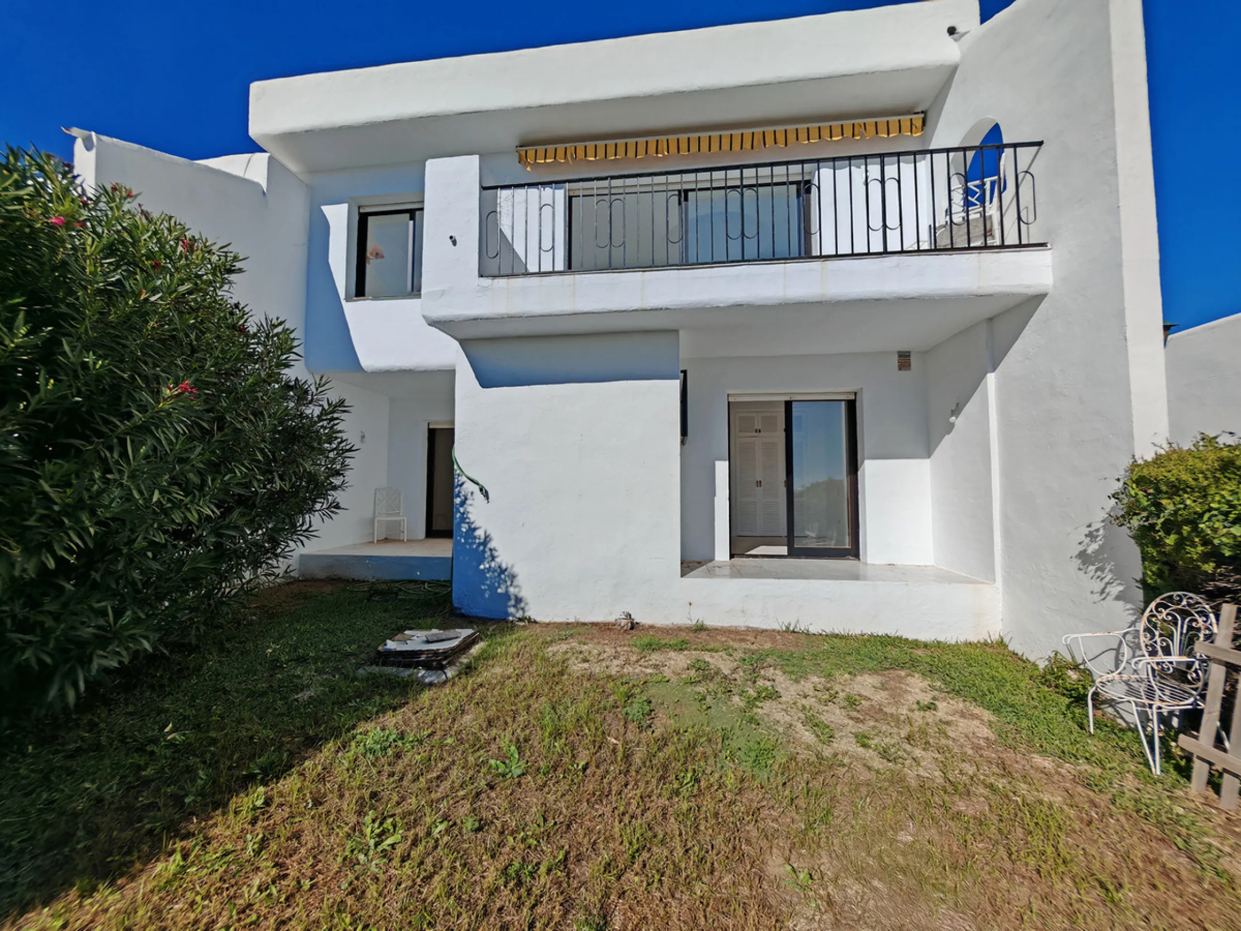 House - Townhouse в продаже в Marbella, Málaga. В доме 2 спален и 3 ванных комнат. Площадь дома 123 м². Площадь участка 175 м²