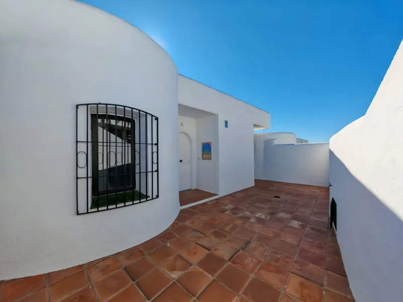 House - Townhouse в продаже в Marbella, Málaga. В доме 2 спален и 3 ванных комнат. Площадь дома 123 м². Площадь участка 175 м²