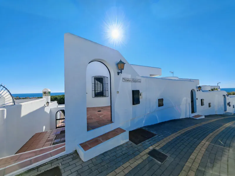 House - Townhouse в продаже в Marbella, Málaga. В доме 2 спален и 3 ванных комнат. Площадь дома 123 м². Площадь участка 175 м²