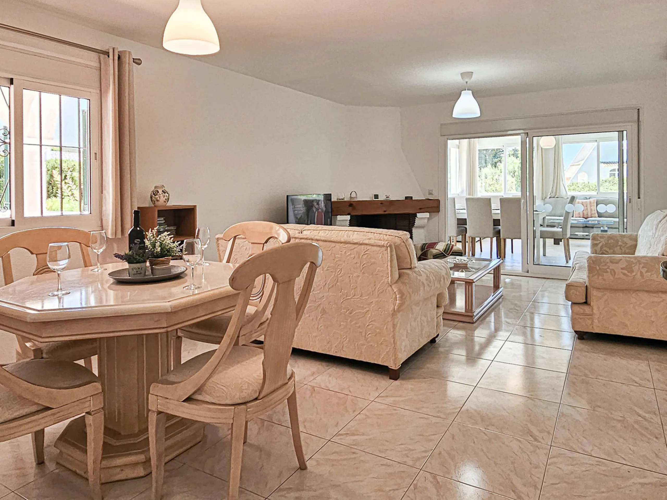 Villa for sale in , Mijas Costa with 4 bedrooms, 3 bathrooms, 1 toilet and with orientation south, with private swimming pool, private garage and private garden. Regarding property dimensions, it has 352 m² built and 775 m² plot. Has the following facilit