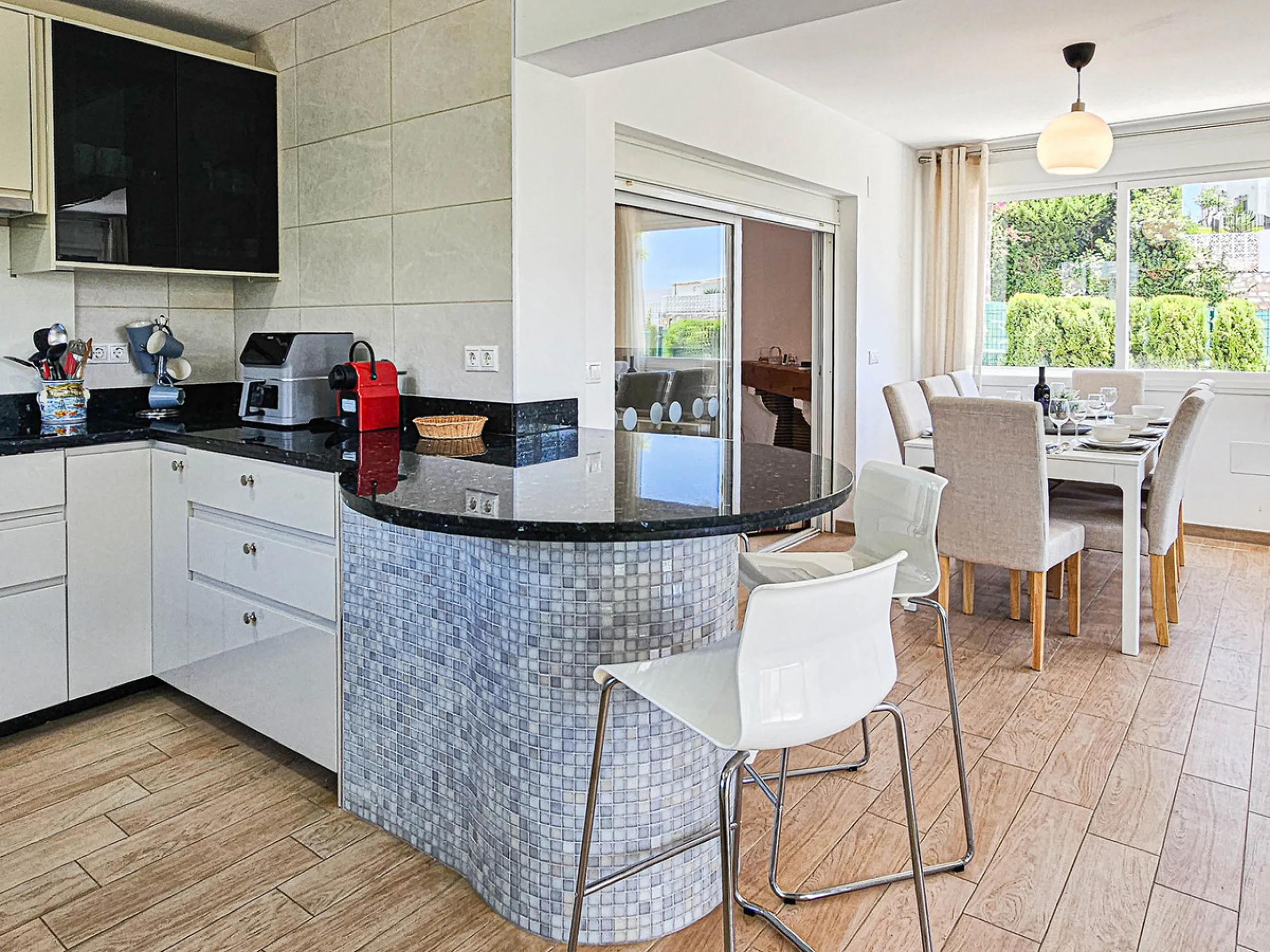 Villa for sale in , Mijas Costa with 4 bedrooms, 3 bathrooms, 1 toilet and with orientation south, with private swimming pool, private garage and private garden. Regarding property dimensions, it has 352 m² built and 775 m² plot. Has the following facilit