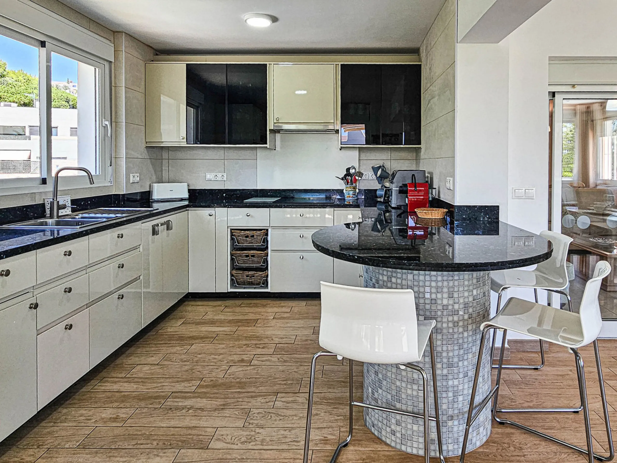 Villa for sale in , Mijas Costa with 4 bedrooms, 3 bathrooms, 1 toilet and with orientation south, with private swimming pool, private garage and private garden. Regarding property dimensions, it has 352 m² built and 775 m² plot. Has the following facilit
