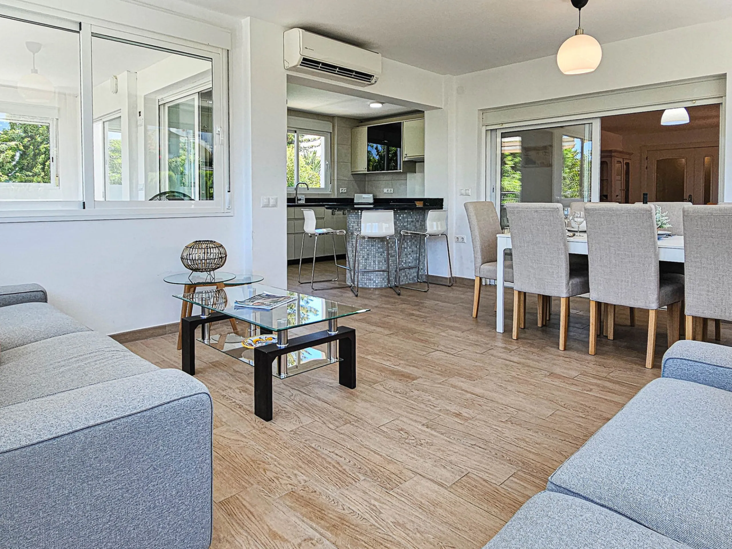 Villa for sale in , Mijas Costa with 4 bedrooms, 3 bathrooms, 1 toilet and with orientation south, with private swimming pool, private garage and private garden. Regarding property dimensions, it has 352 m² built and 775 m² plot. Has the following facilit