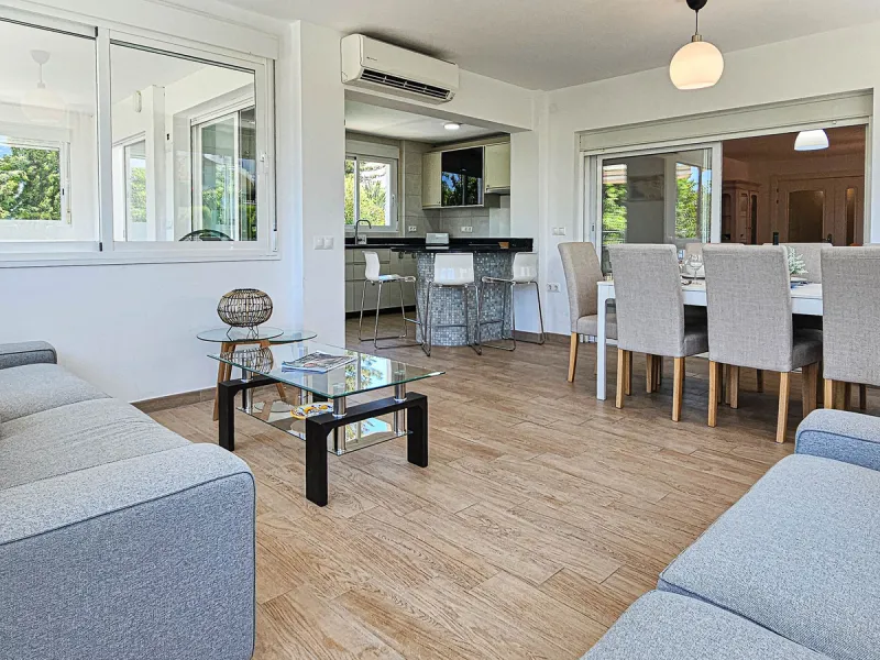 Villa for sale in , Mijas Costa with 4 bedrooms, 3 bathrooms, 1 toilet and with orientation south, with private swimming pool, private garage and private garden. Regarding property dimensions, it has 352 m² built and 775 m² plot. Has the following facilit