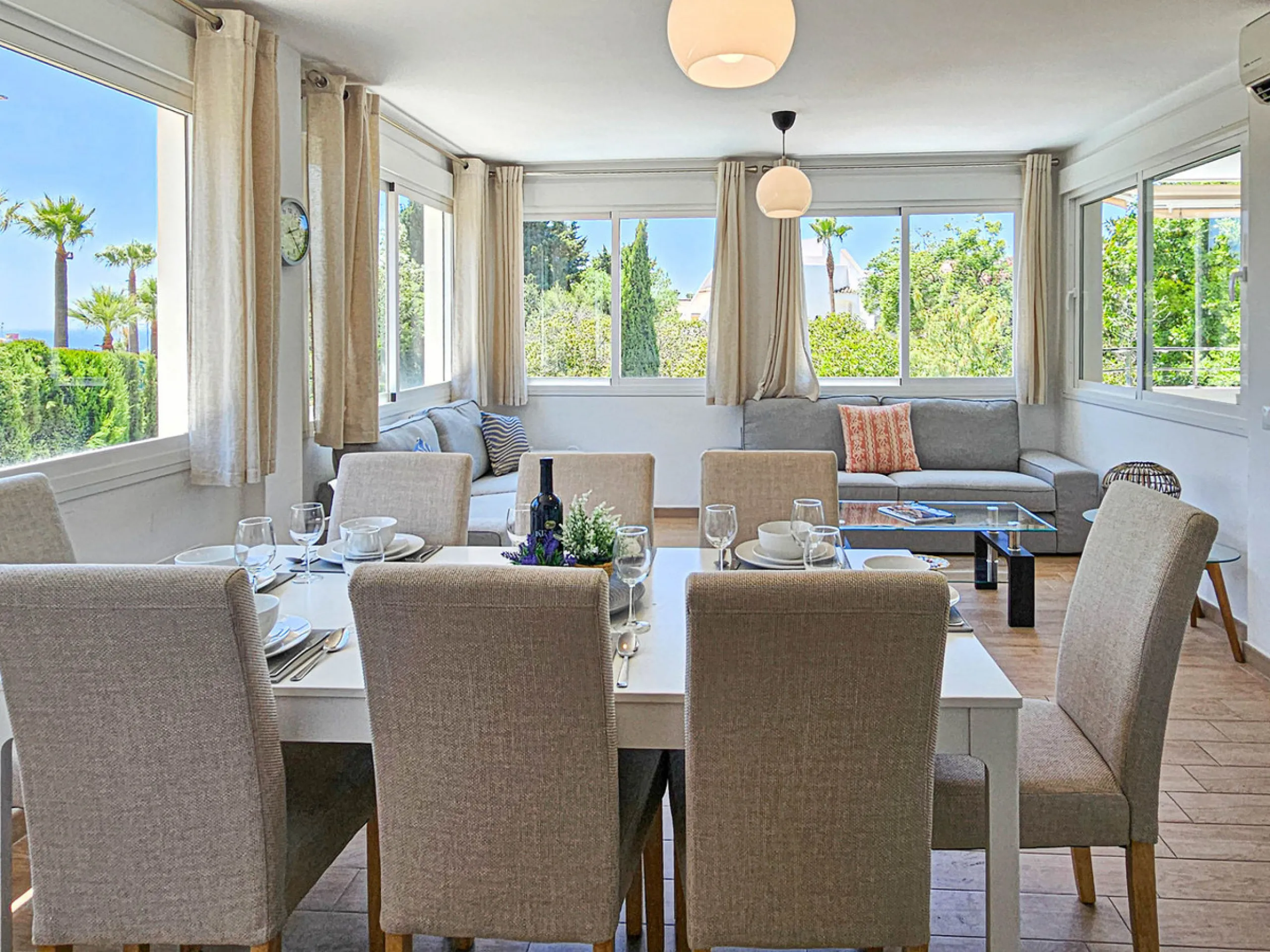 Villa for sale in , Mijas Costa with 4 bedrooms, 3 bathrooms, 1 toilet and with orientation south, with private swimming pool, private garage and private garden. Regarding property dimensions, it has 352 m² built and 775 m² plot. Has the following facilit