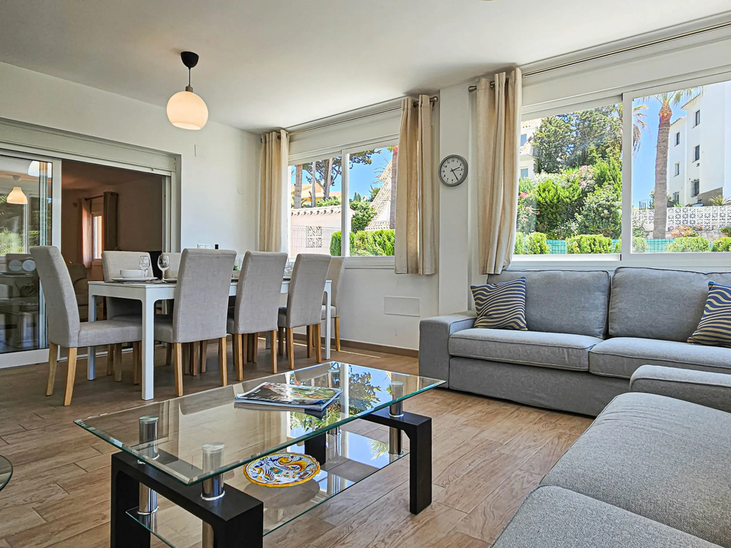 Villa for sale in , Mijas Costa with 4 bedrooms, 3 bathrooms, 1 toilet and with orientation south, with private swimming pool, private garage and private garden. Regarding property dimensions, it has 352 m² built and 775 m² plot. Has the following facilit