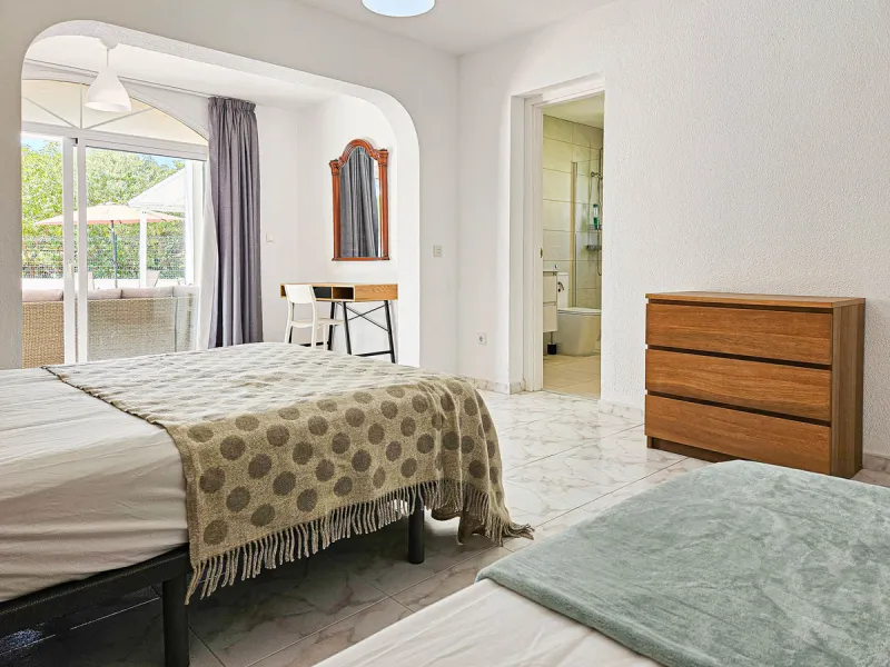 Villa for sale in , Mijas Costa with 4 bedrooms, 3 bathrooms, 1 toilet and with orientation south, with private swimming pool, private garage and private garden. Regarding property dimensions, it has 352 m² built and 775 m² plot. Has the following facilit