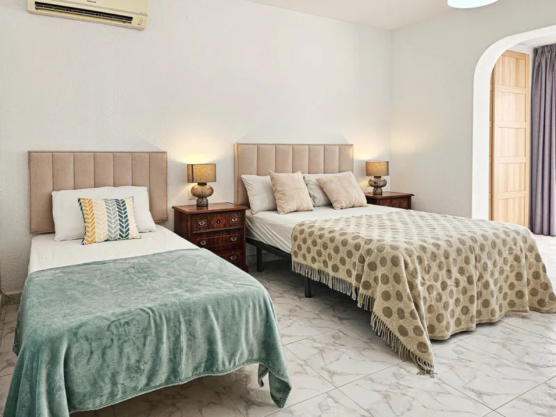 Villa for sale in , Mijas Costa with 4 bedrooms, 3 bathrooms, 1 toilet and with orientation south, with private swimming pool, private garage and private garden. Regarding property dimensions, it has 352 m² built and 775 m² plot. Has the following facilit