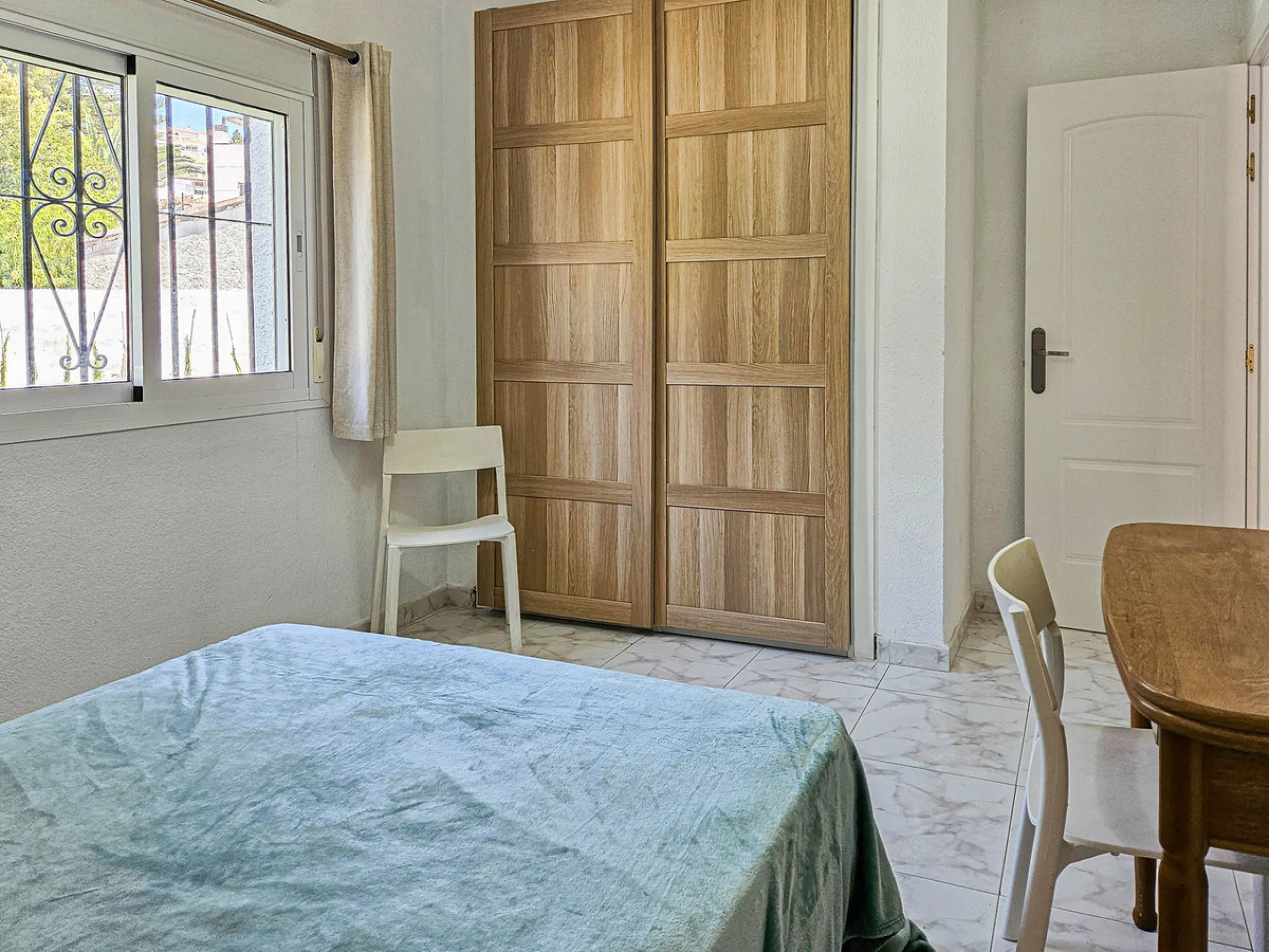 Villa for sale in , Mijas Costa with 4 bedrooms, 3 bathrooms, 1 toilet and with orientation south, with private swimming pool, private garage and private garden. Regarding property dimensions, it has 352 m² built and 775 m² plot. Has the following facilit