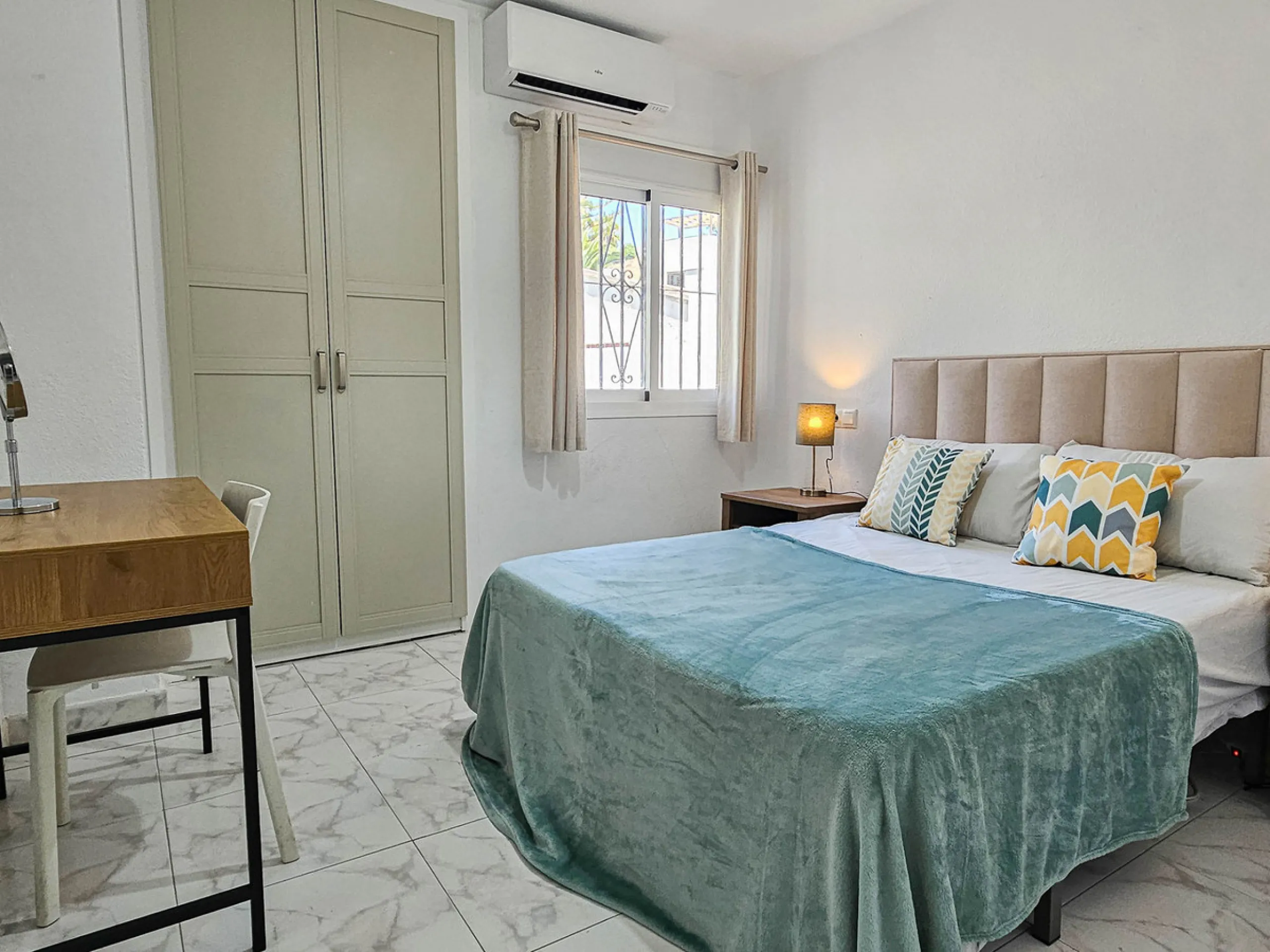 Villa for sale in , Mijas Costa with 4 bedrooms, 3 bathrooms, 1 toilet and with orientation south, with private swimming pool, private garage and private garden. Regarding property dimensions, it has 352 m² built and 775 m² plot. Has the following facilit