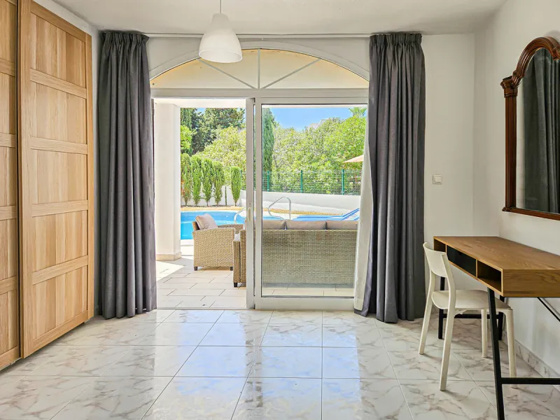 Villa for sale in , Mijas Costa with 4 bedrooms, 3 bathrooms, 1 toilet and with orientation south, with private swimming pool, private garage and private garden. Regarding property dimensions, it has 352 m² built and 775 m² plot. Has the following facilit