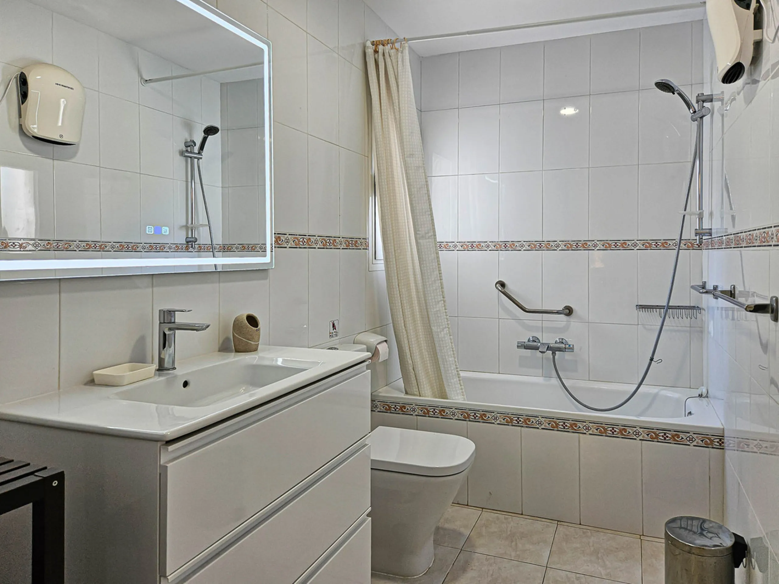 Villa for sale in , Mijas Costa with 4 bedrooms, 3 bathrooms, 1 toilet and with orientation south, with private swimming pool, private garage and private garden. Regarding property dimensions, it has 352 m² built and 775 m² plot. Has the following facilit