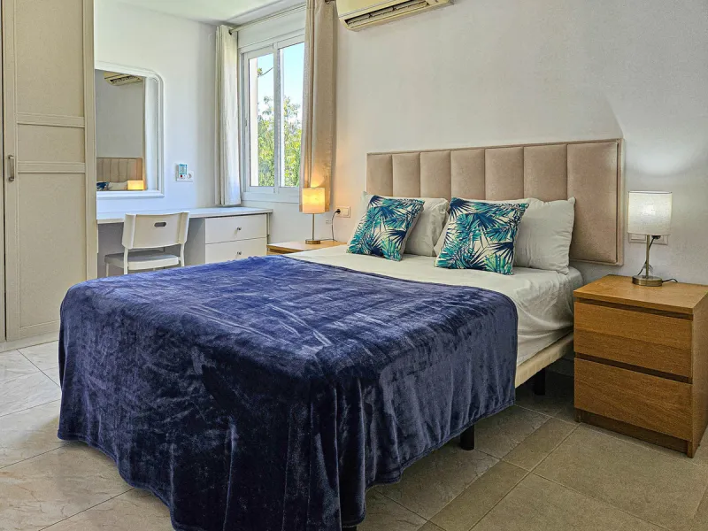 Villa for sale in , Mijas Costa with 4 bedrooms, 3 bathrooms, 1 toilet and with orientation south, with private swimming pool, private garage and private garden. Regarding property dimensions, it has 352 m² built and 775 m² plot. Has the following facilit