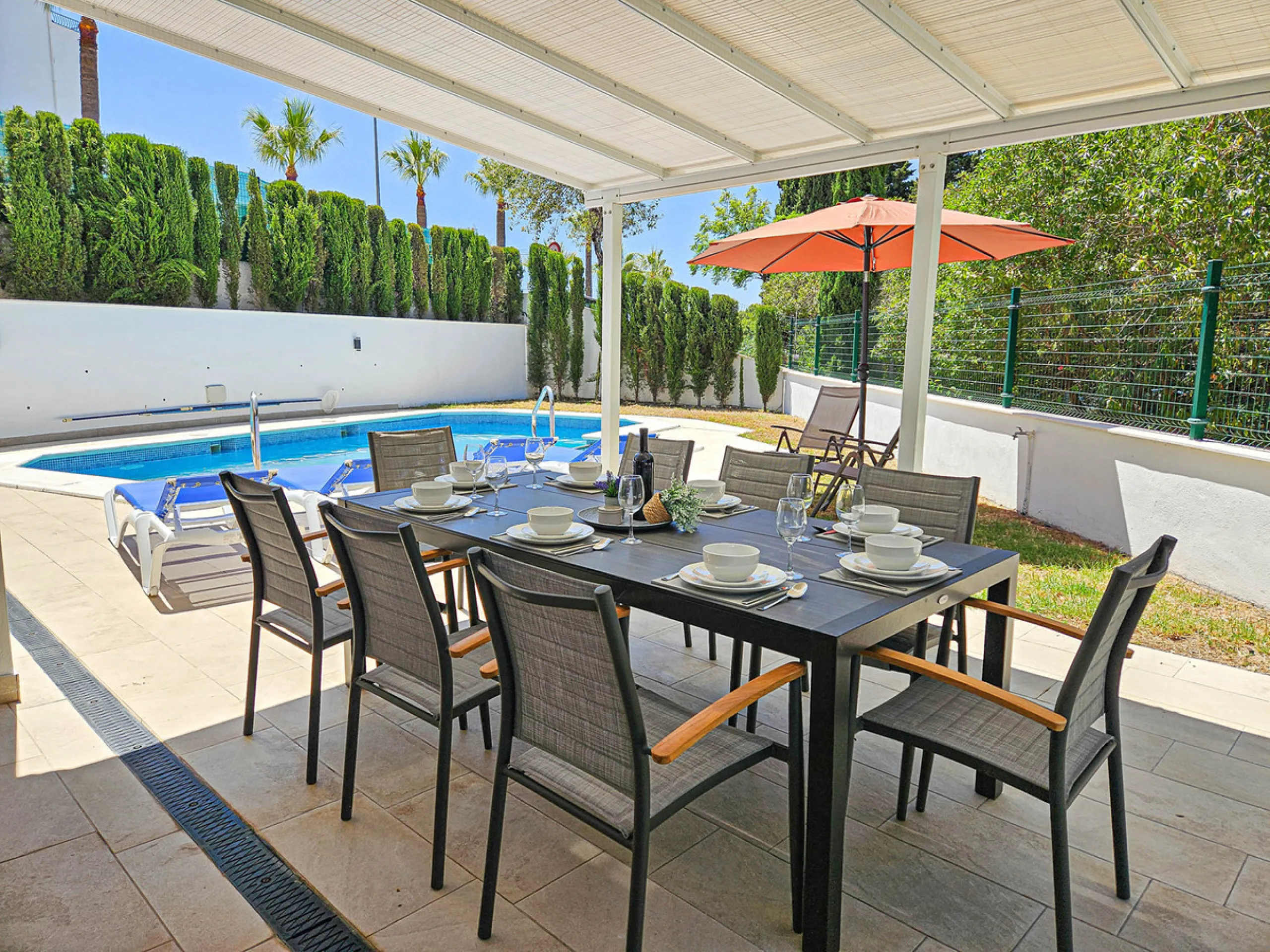 Villa for sale in , Mijas Costa with 4 bedrooms, 3 bathrooms, 1 toilet and with orientation south, with private swimming pool, private garage and private garden. Regarding property dimensions, it has 352 m² built and 775 m² plot. Has the following facilit